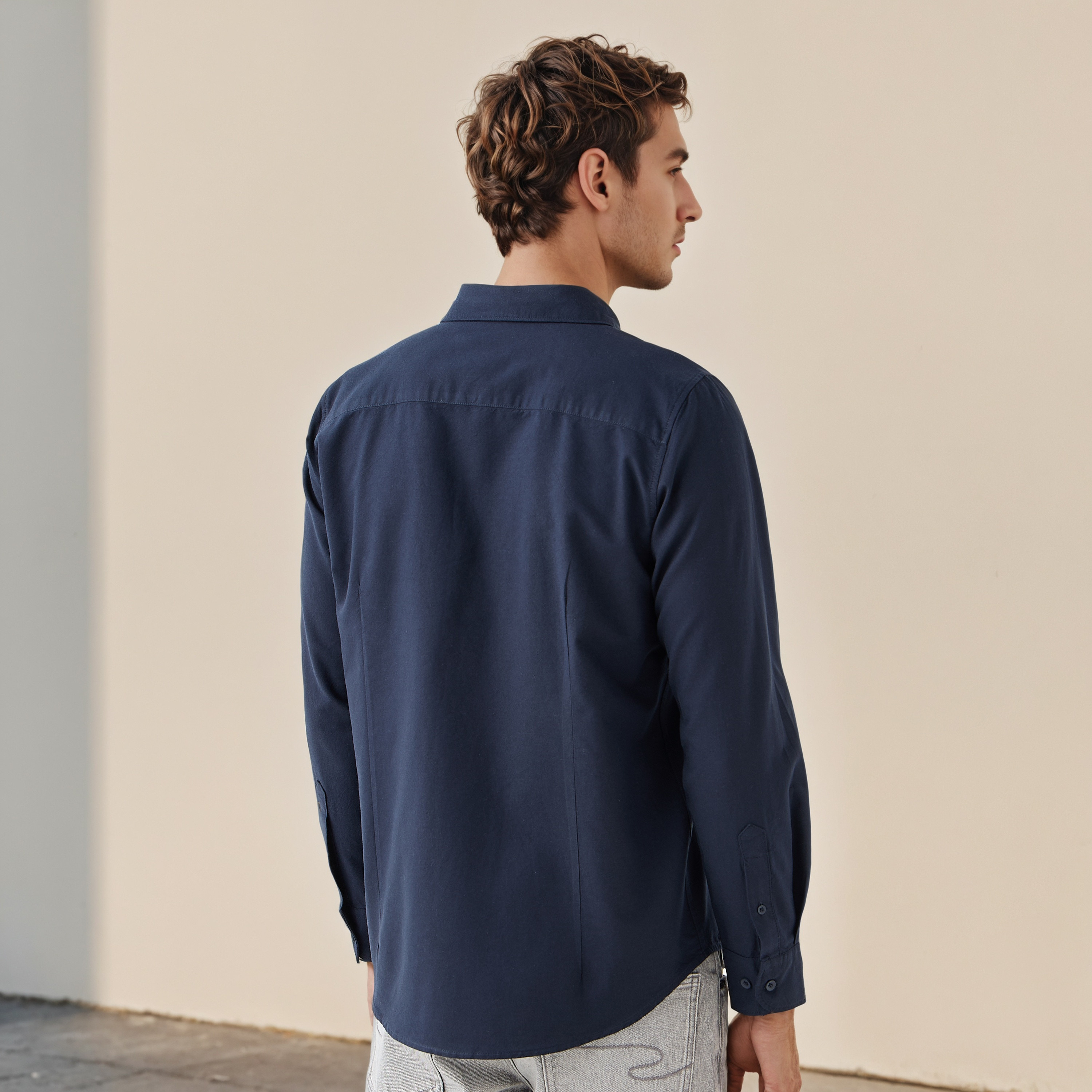 قميص بارز الملمس بياقة وأزرار وأكمام طويلة للرجال-men-clothing-shirts-image-3