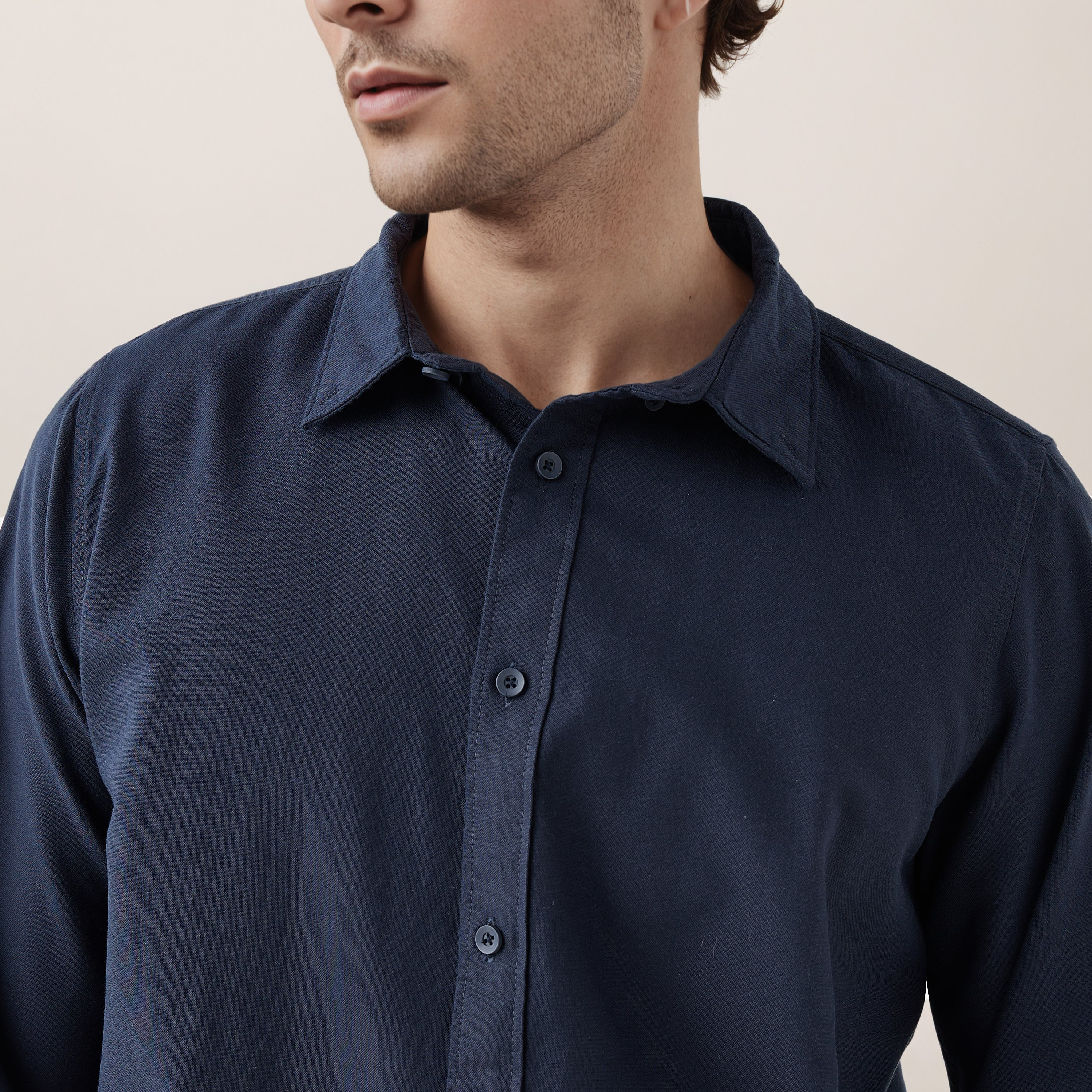 قميص بارز الملمس بياقة وأزرار وأكمام طويلة للرجال-men-clothing-shirts-image-4