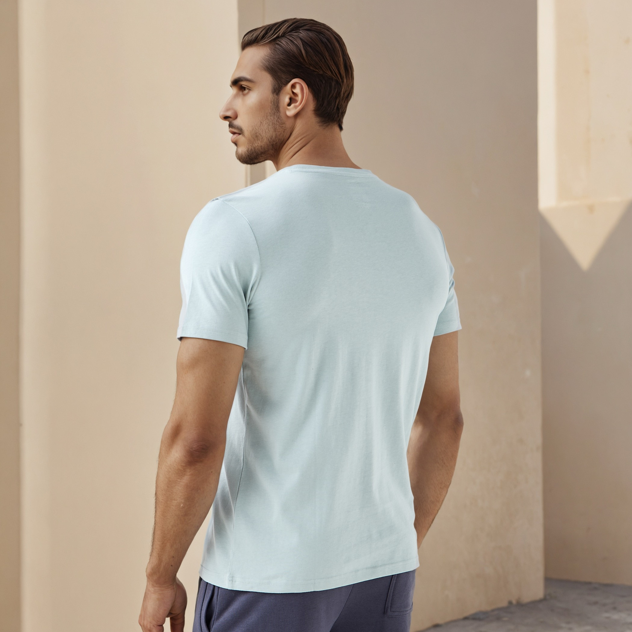 تيشيرت بياقة ضيقة وقصة عادية-men-clothing-tshirtsandpolos-tshirts-image-3