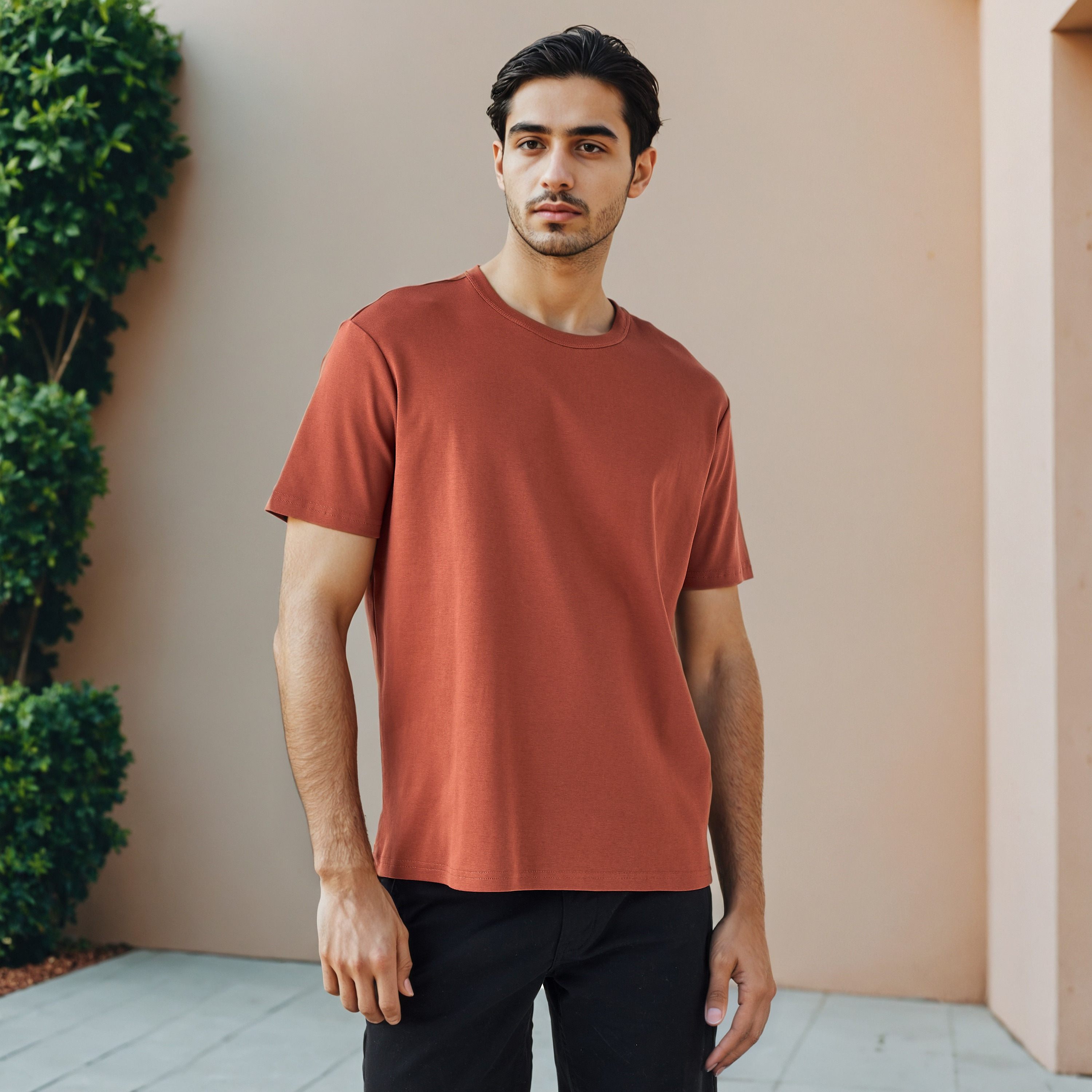 تيشيرت بقصّة مريحة وياقة ضيقة-men-clothing-tshirtsandpolos-tshirts-image-1