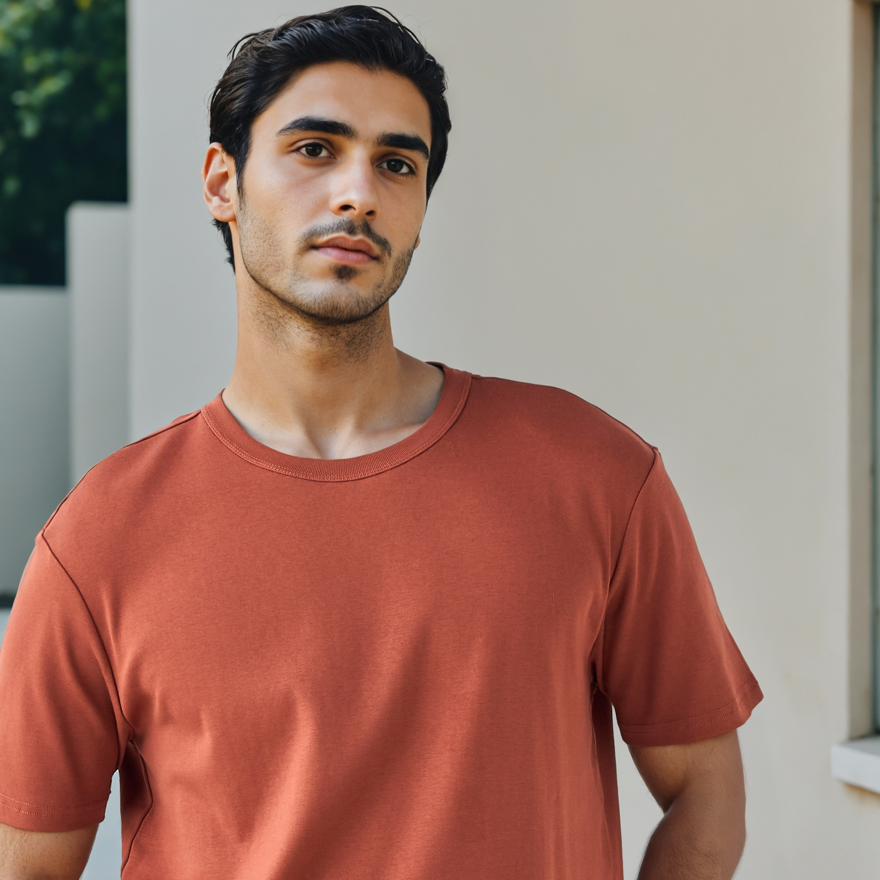 تيشيرت بقصّة مريحة وياقة ضيقة-men-clothing-tshirtsandpolos-tshirts-image-4