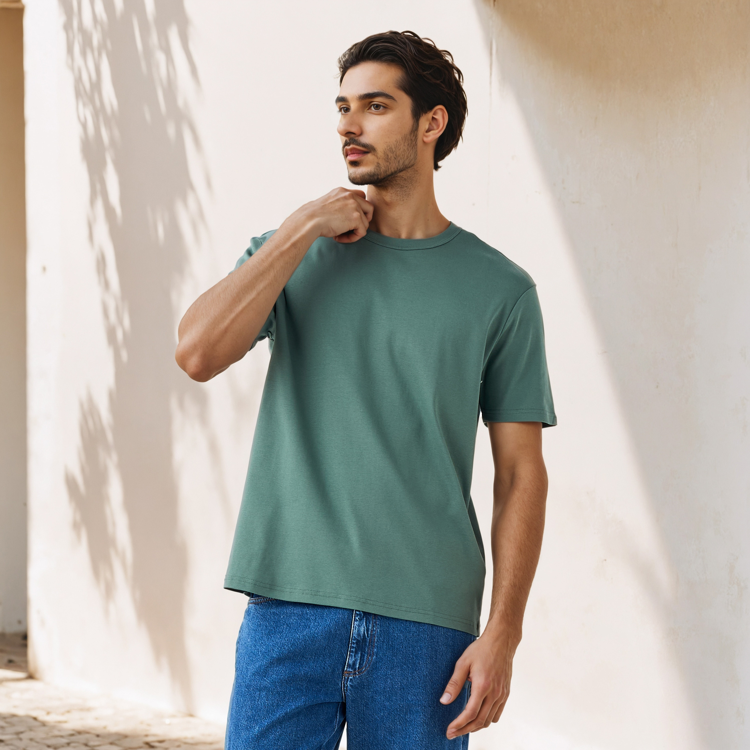 تيشيرت بقصّة مريحة وياقة ضيقة-men-clothing-tshirtsandpolos-tshirts-image-1