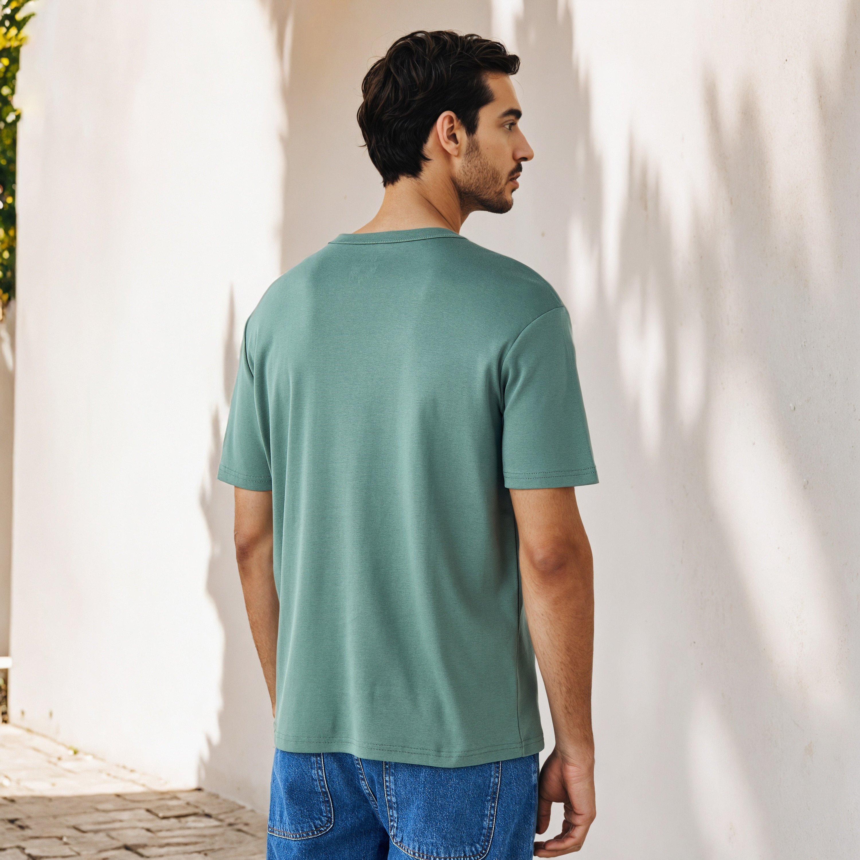 تيشيرت بقصّة مريحة وياقة ضيقة-men-clothing-tshirtsandpolos-tshirts-image-3
