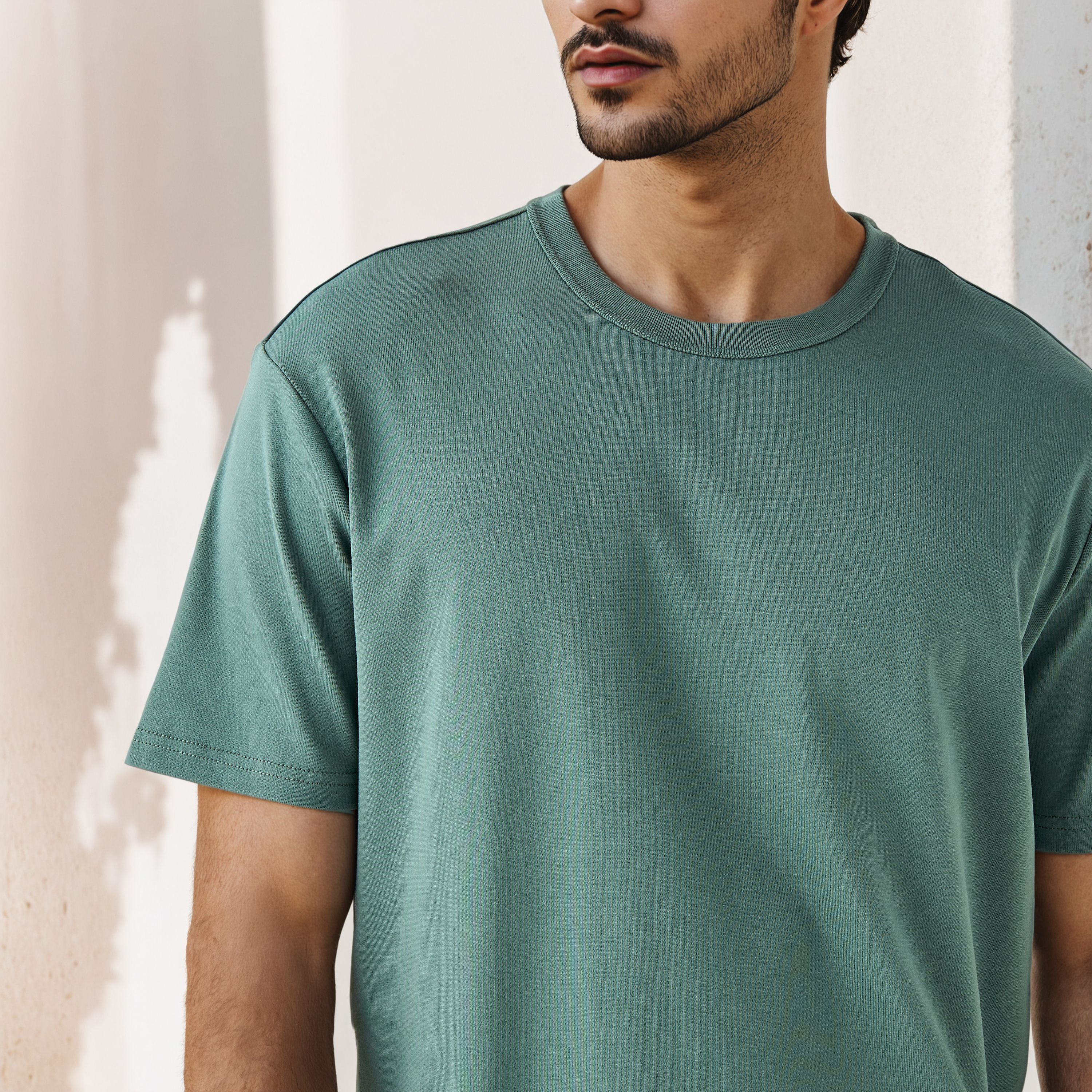 تيشيرت بقصّة مريحة وياقة ضيقة-men-clothing-tshirtsandpolos-tshirts-image-4