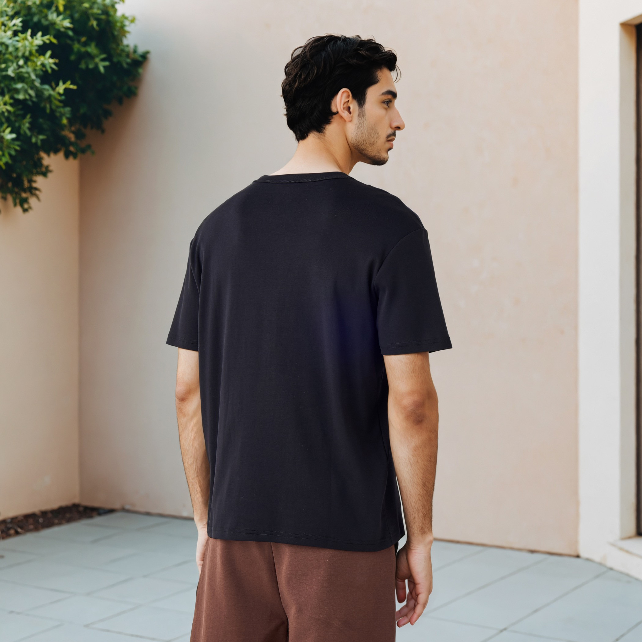 تيشيرت بقصّة مريحة وياقة ضيقة-men-clothing-tshirtsandpolos-tshirts-image-3