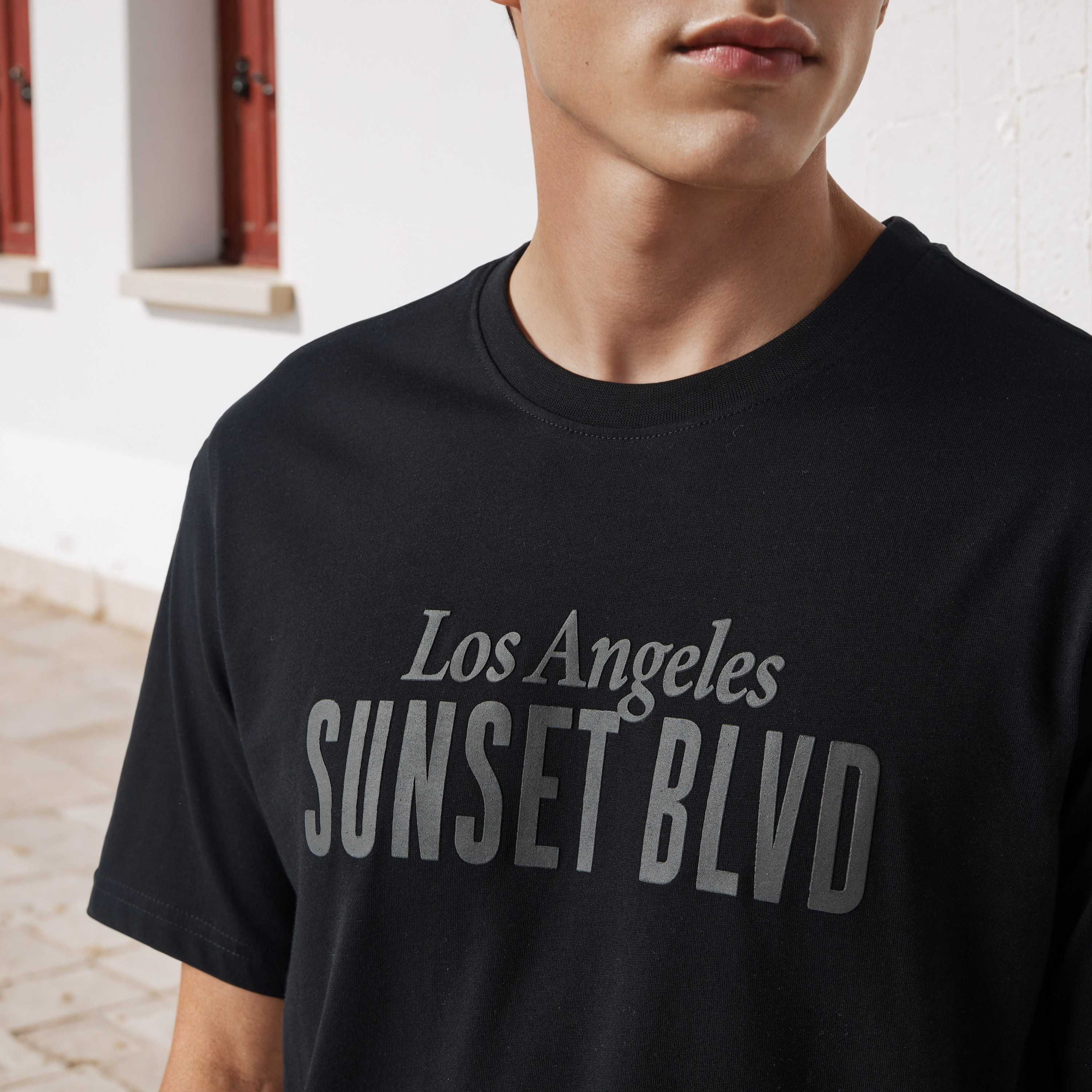 تيشيرت بياقة ضيقة وطبعات تايبوجرافيك-men-clothing-tshirtsandpolos-tshirts-image-4