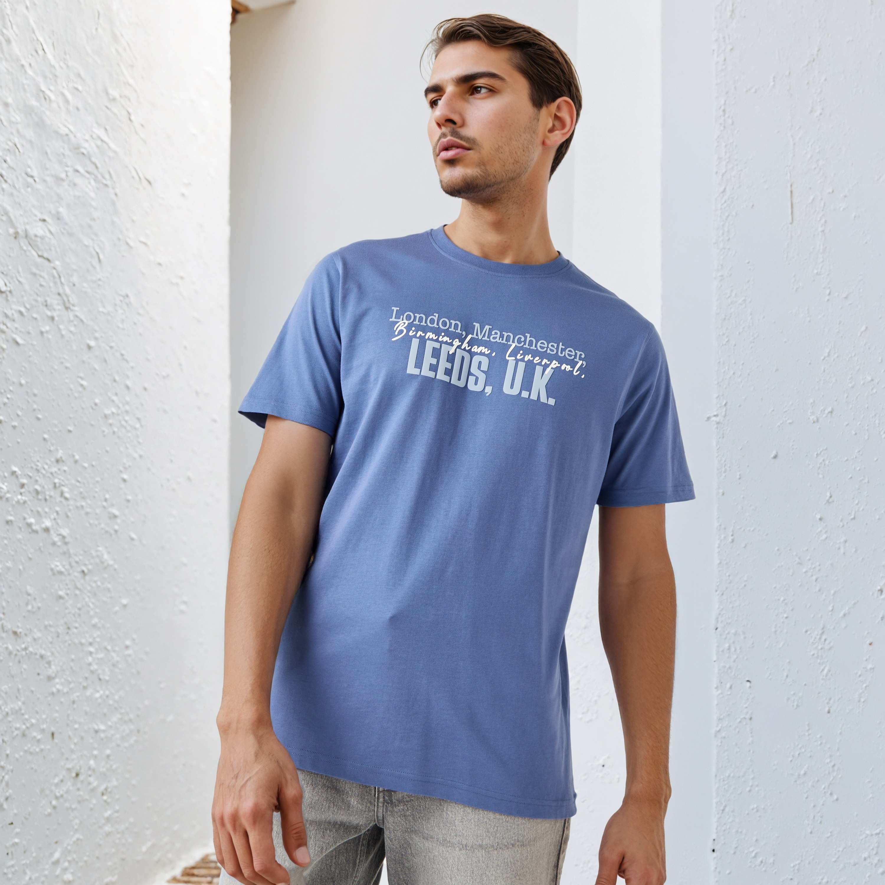تيشيرت بياقة ضيقة وطبعات تايبوجرافيك-men-clothing-tshirtsandpolos-tshirts-image-1
