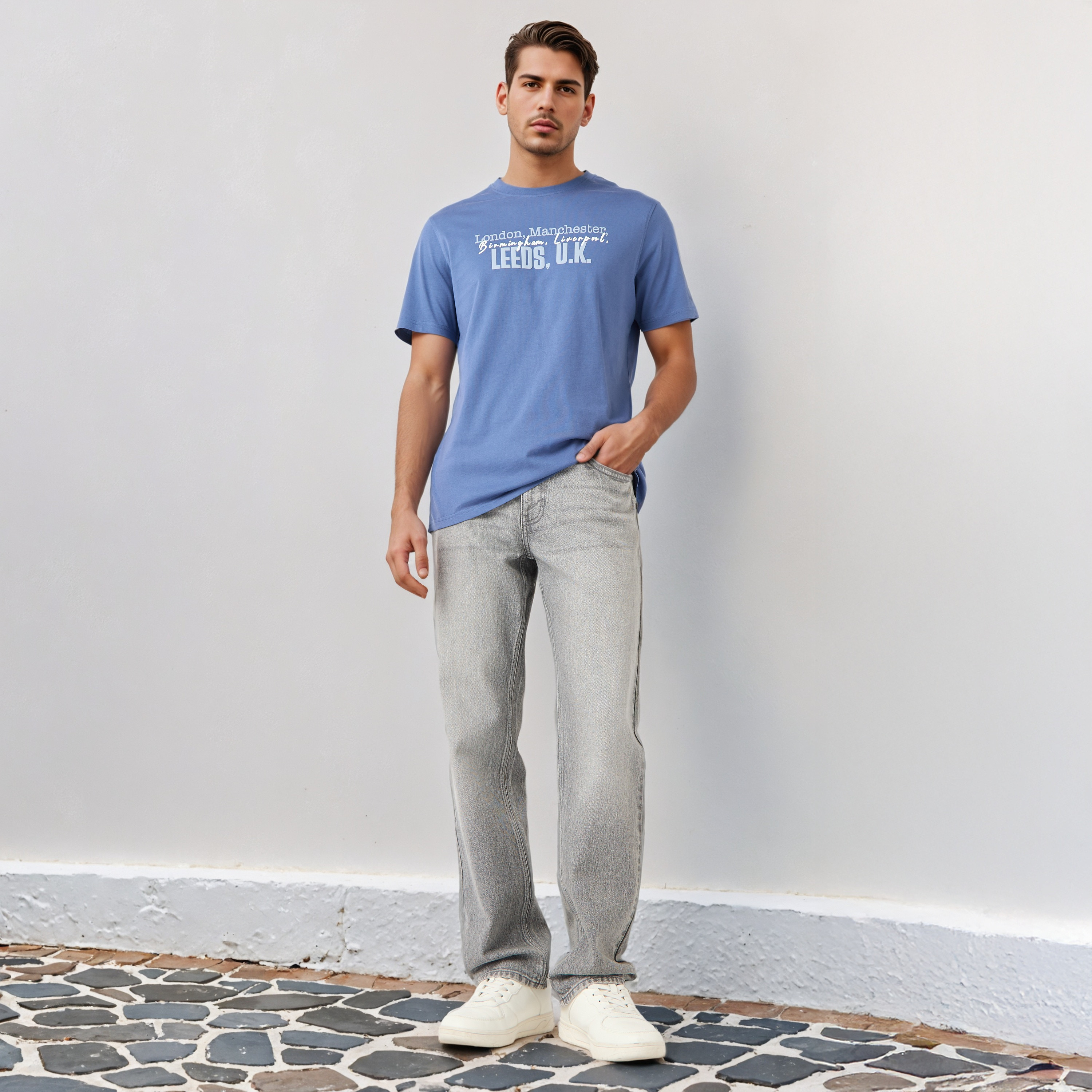 تيشيرت بياقة ضيقة وطبعات تايبوجرافيك-men-clothing-tshirtsandpolos-tshirts-image-2