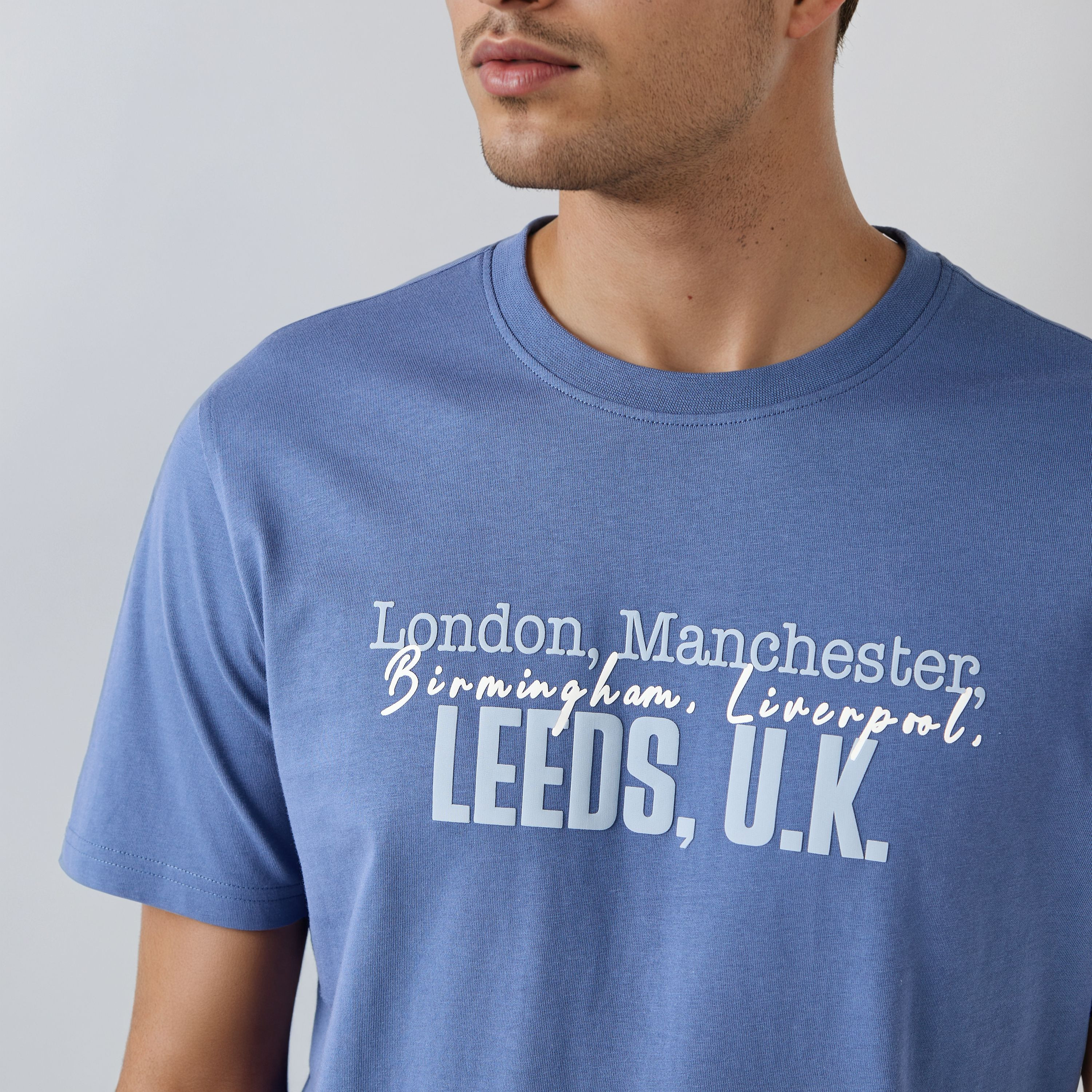 تيشيرت بياقة ضيقة وطبعات تايبوجرافيك-men-clothing-tshirtsandpolos-tshirts-image-4