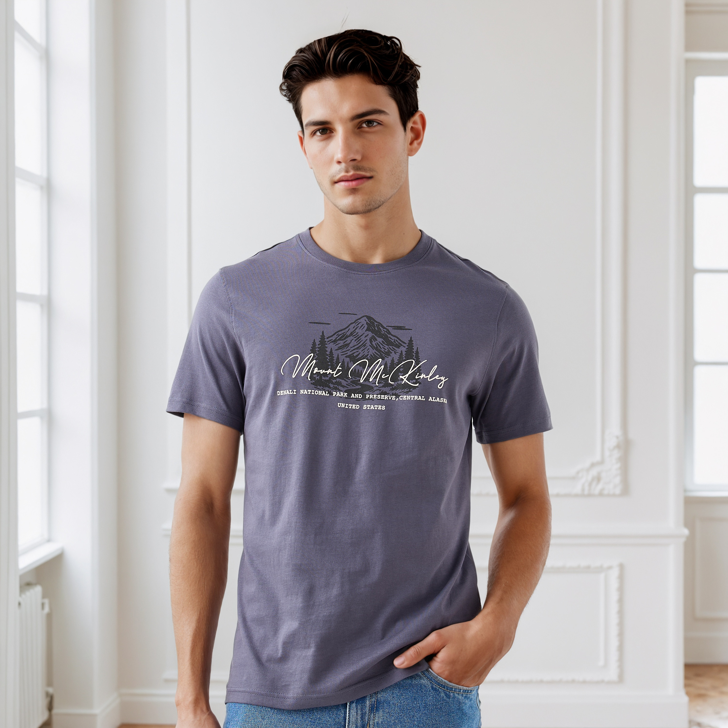 تيشيرت بقصّة سليم وياقة ضيقة وأكمام قصيرة وطبعات للرجال-men-clothing-tshirtsandpolos-tshirts-image-1