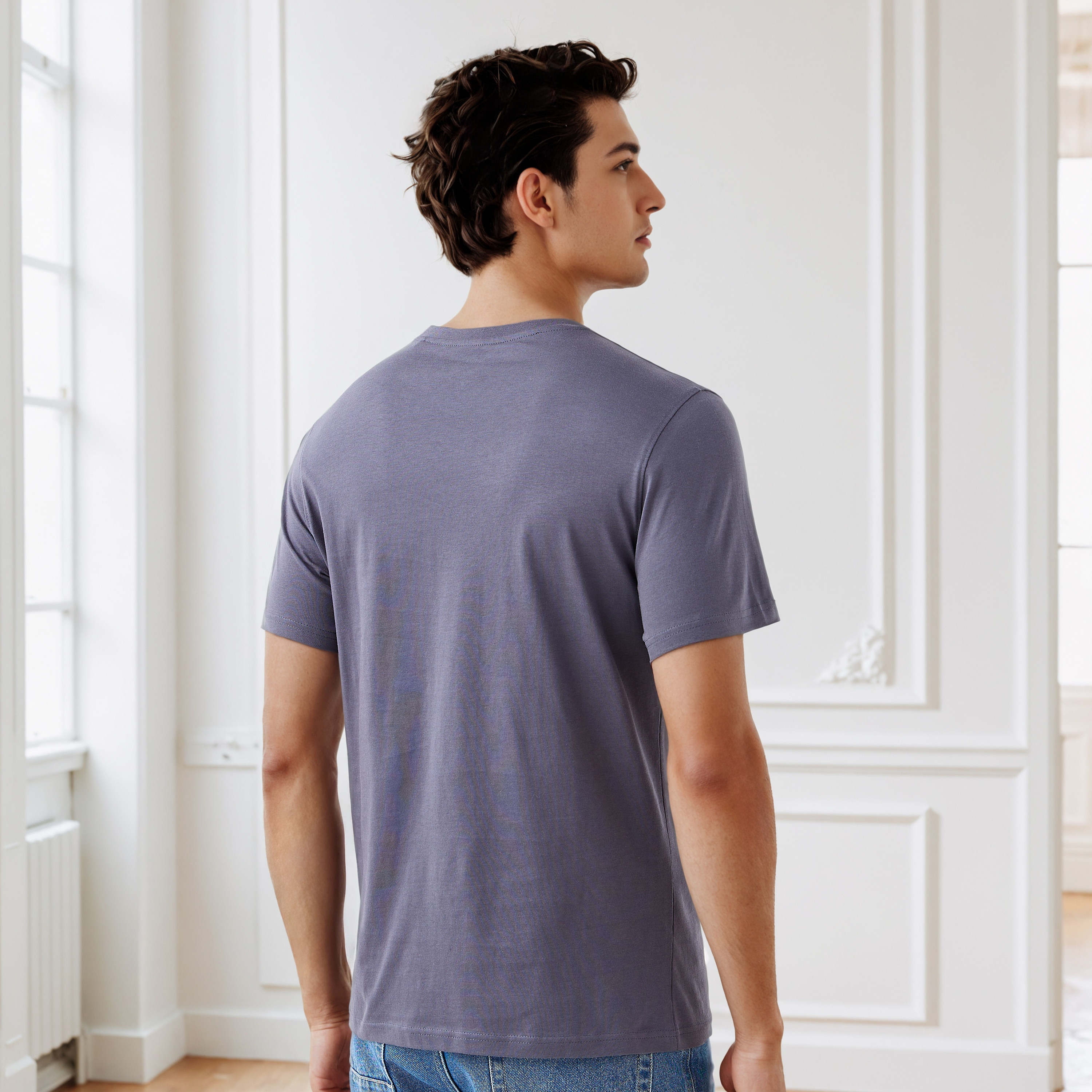 تيشيرت بقصّة سليم وياقة ضيقة وأكمام قصيرة وطبعات للرجال-men-clothing-tshirtsandpolos-tshirts-image-3