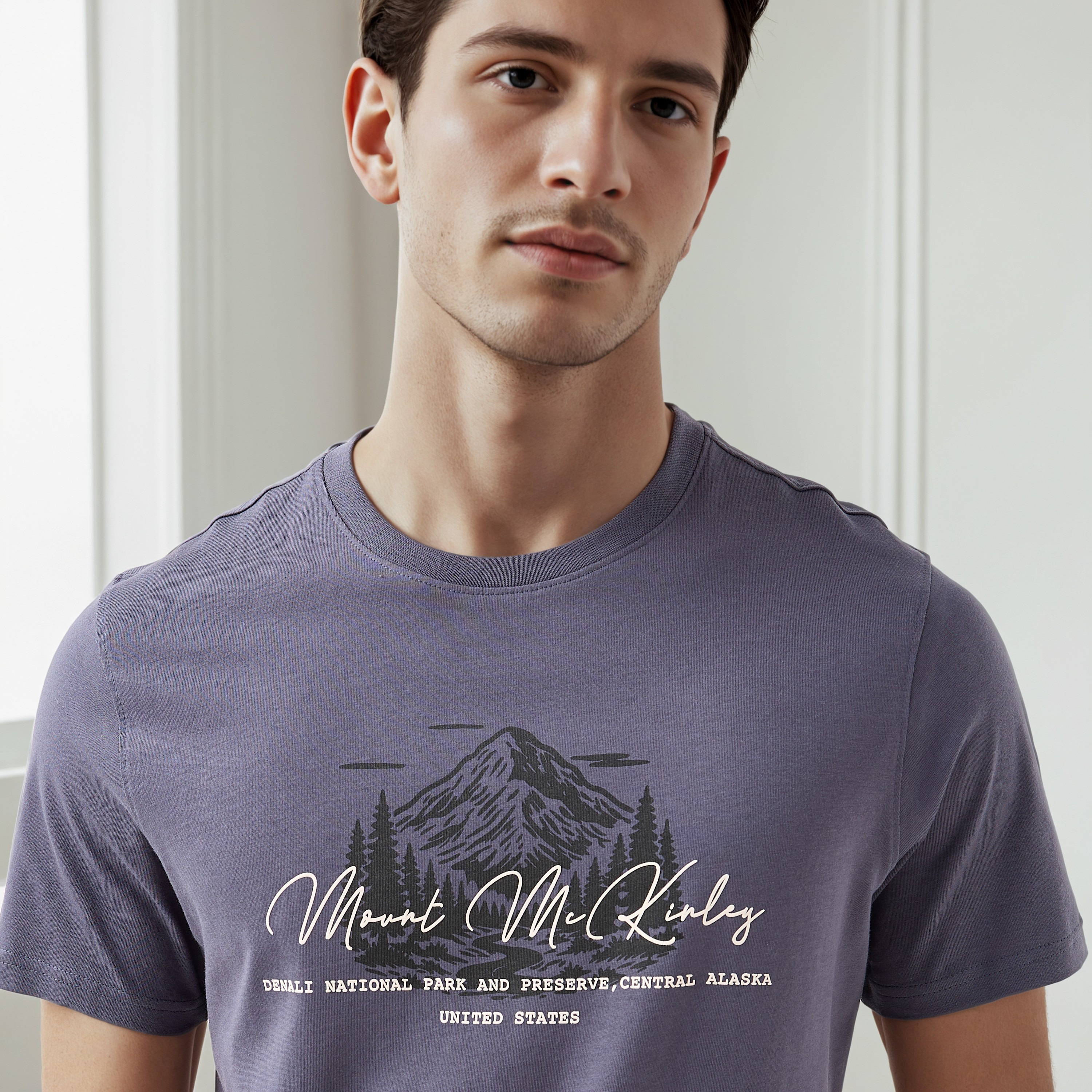 تيشيرت بقصّة سليم وياقة ضيقة وأكمام قصيرة وطبعات للرجال-men-clothing-tshirtsandpolos-tshirts-image-4