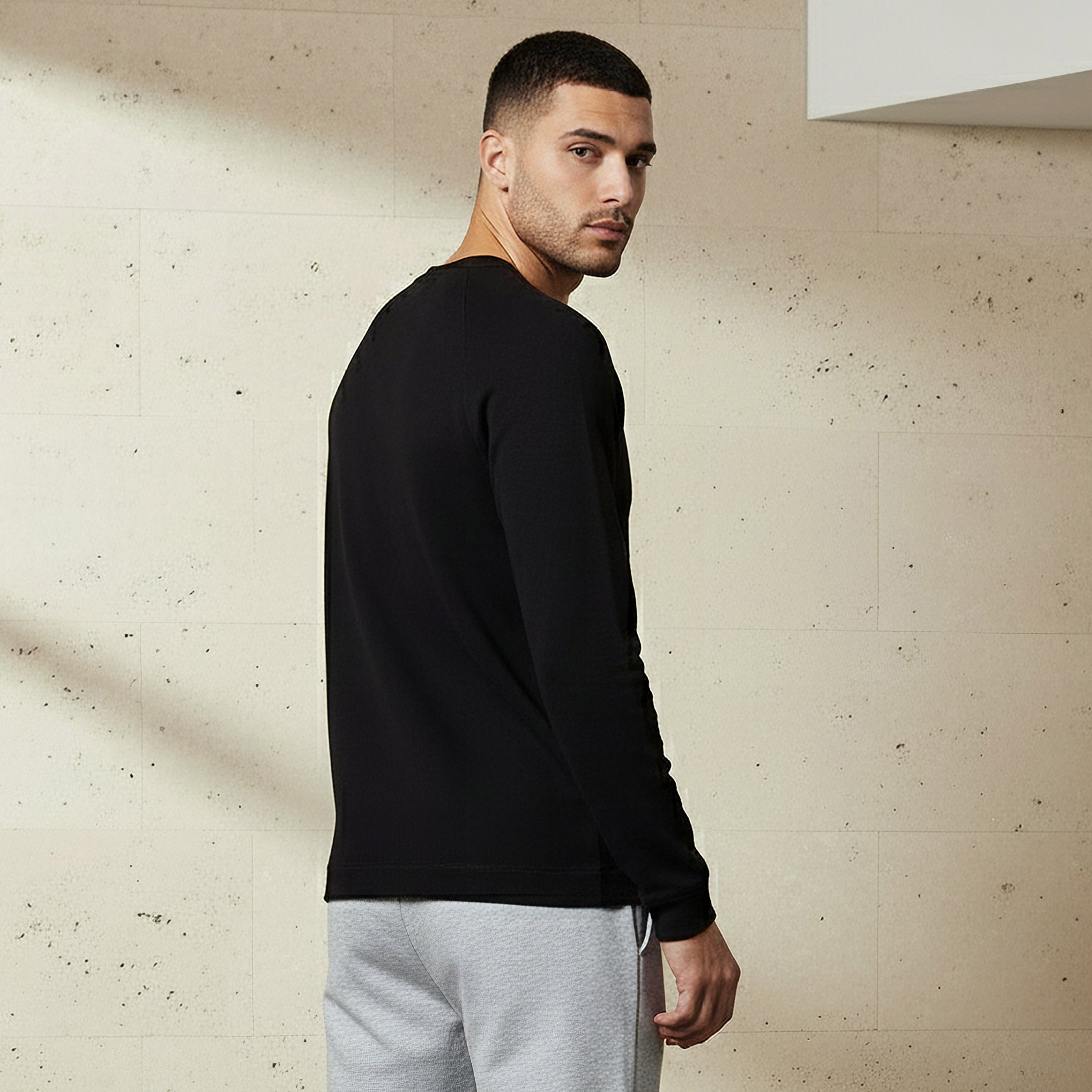 تيشيرت بقصة عادية وياقة ضيقة وأكمام طويلة وملمس بارز للرجال-men-clothing-tshirtsandpolos-tshirts-image-3