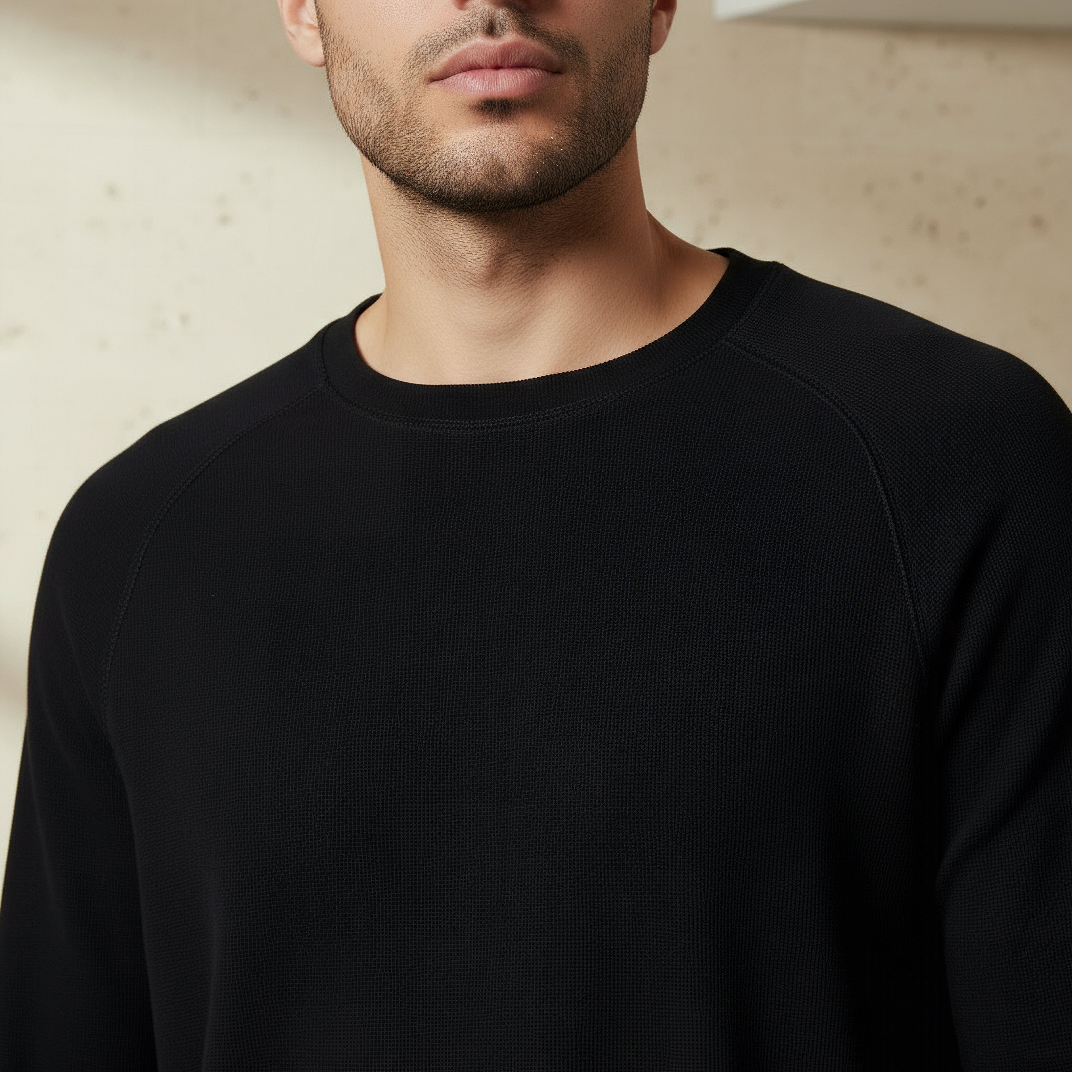 تيشيرت بقصة عادية وياقة ضيقة وأكمام طويلة وملمس بارز للرجال-men-clothing-tshirtsandpolos-tshirts-image-4