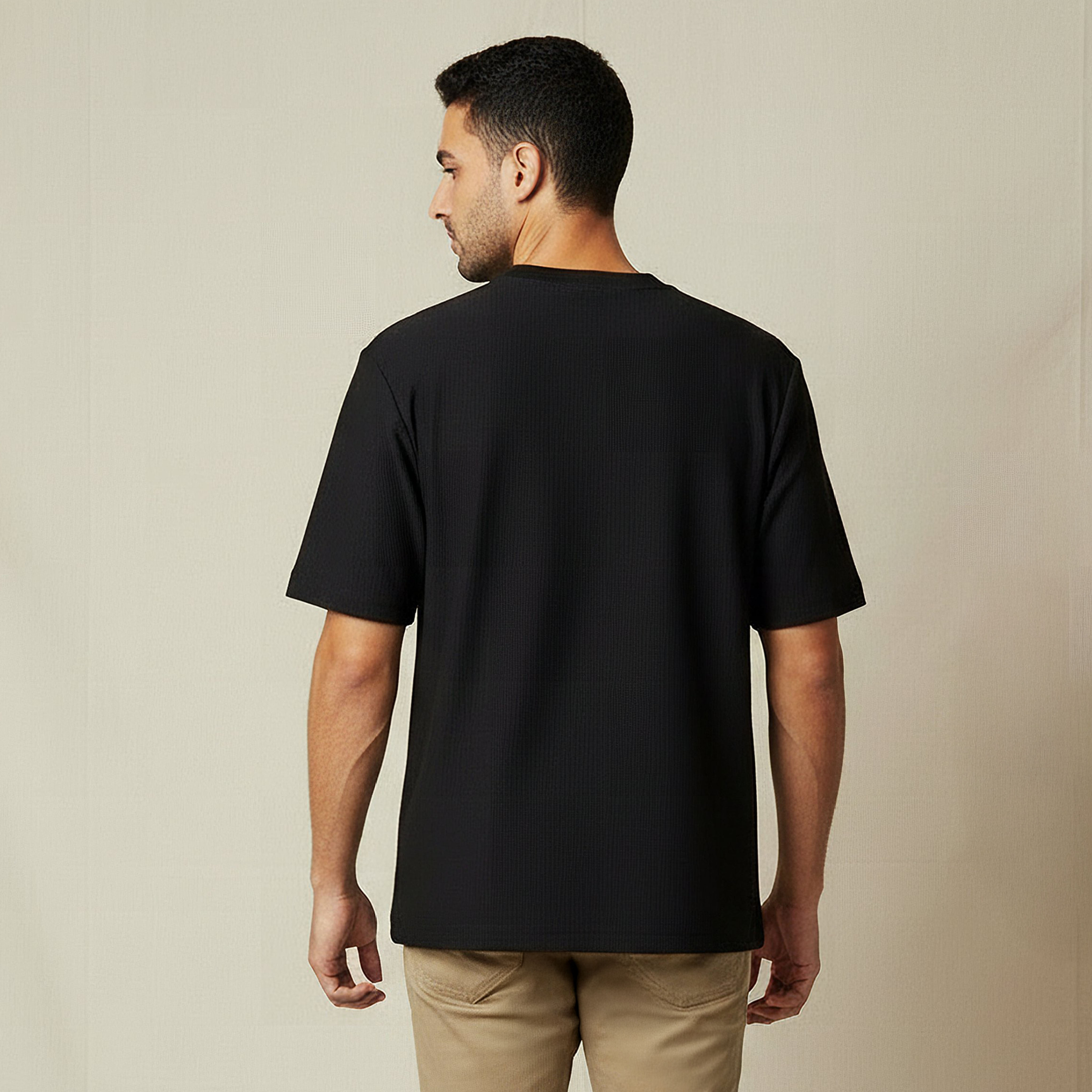 تيشيرت بقصة عادية وياقة ضيقة وأكمام قصيرة للرجال-men-clothing-tshirtsandpolos-tshirts-image-3