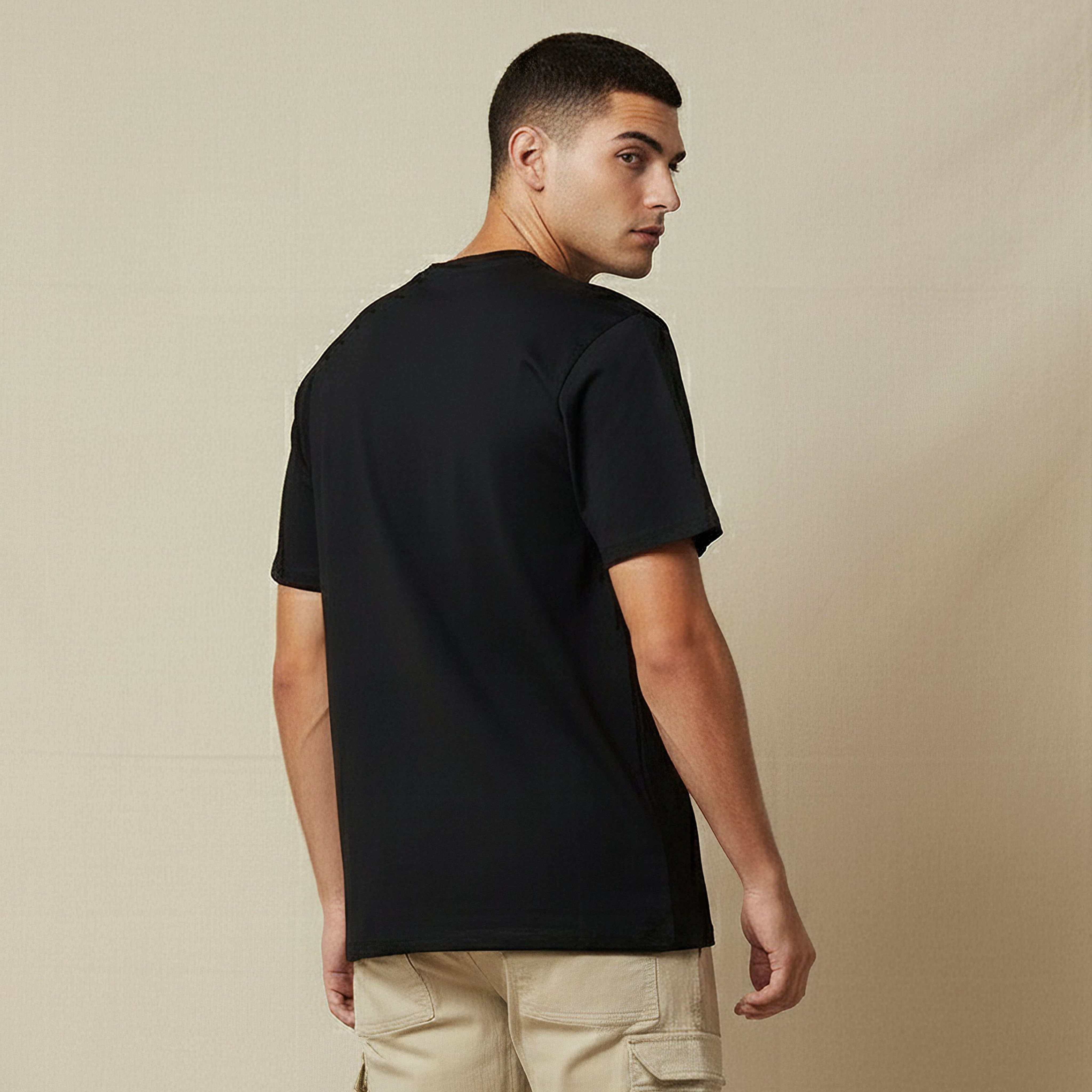 تيشيرت رجالي بقصة عادية وطبعات شعار وياقة ضيقة وأكمام قصيرة-men-clothing-tshirtsandpolos-tshirts-image-3