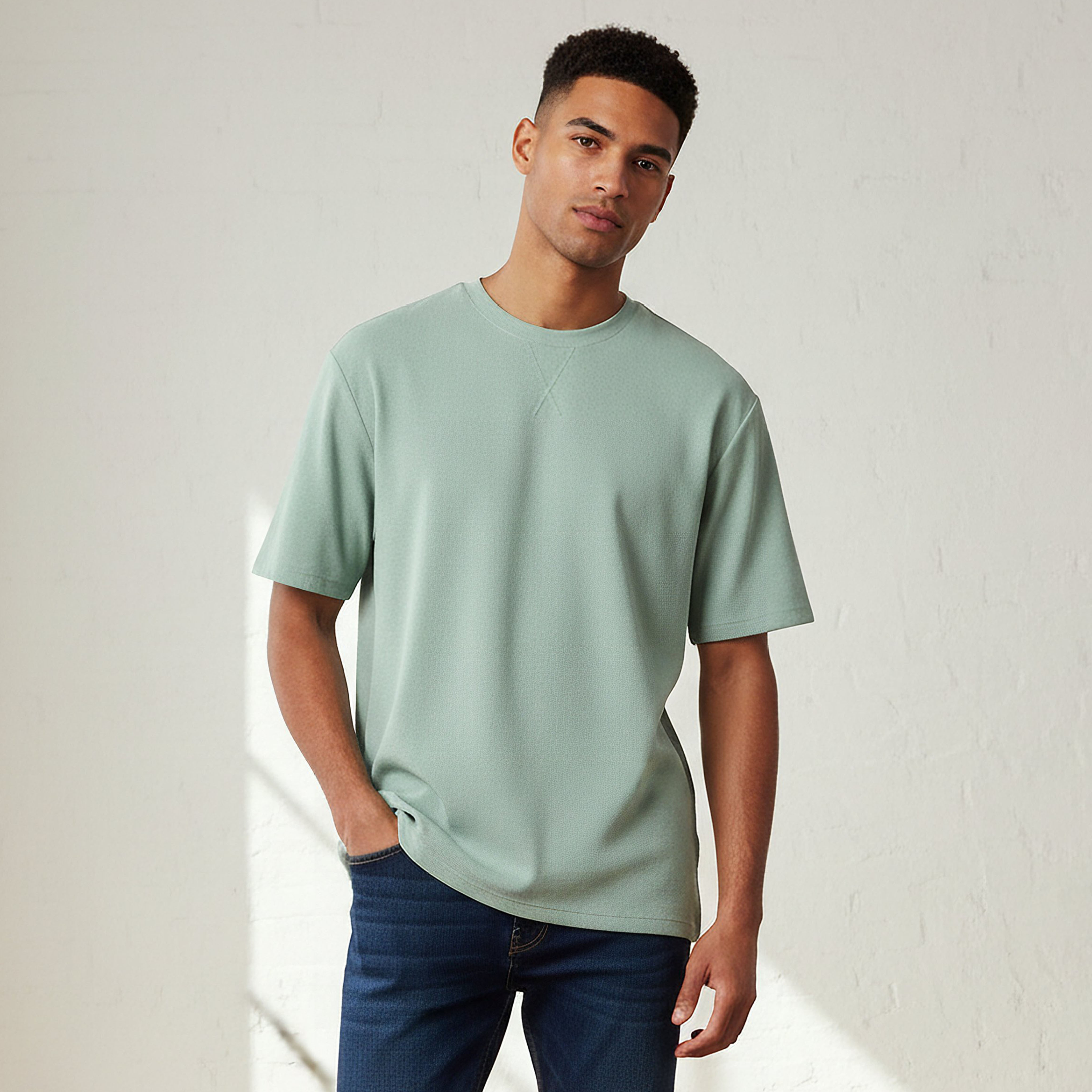 تيشيرت رجالي بارز الملمس بقصة مريحة وياقة ضيقة وأكمام قصيرة-men-clothing-tshirtsandpolos-tshirts-image-1