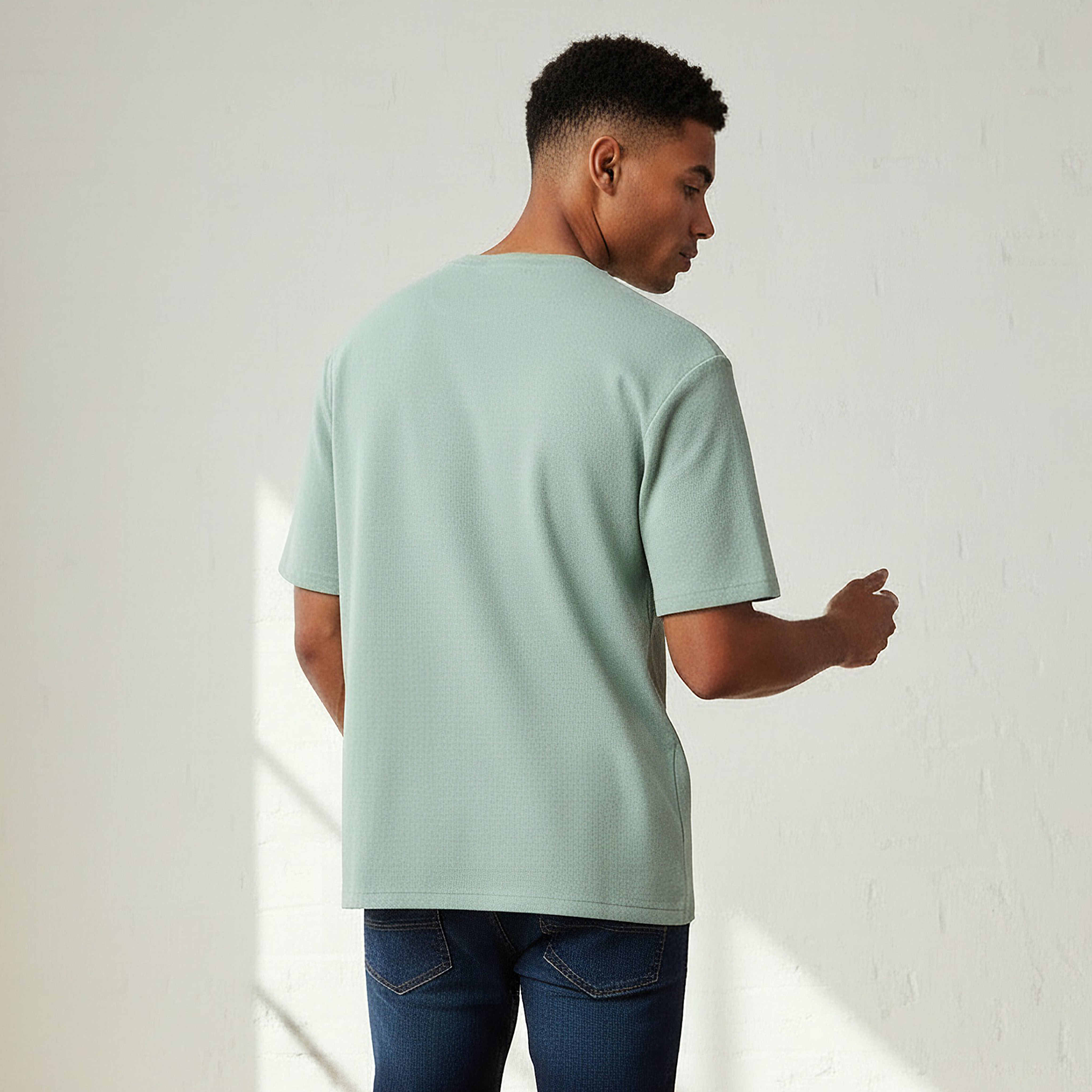 تيشيرت رجالي بارز الملمس بقصة مريحة وياقة ضيقة وأكمام قصيرة-men-clothing-tshirtsandpolos-tshirts-image-3