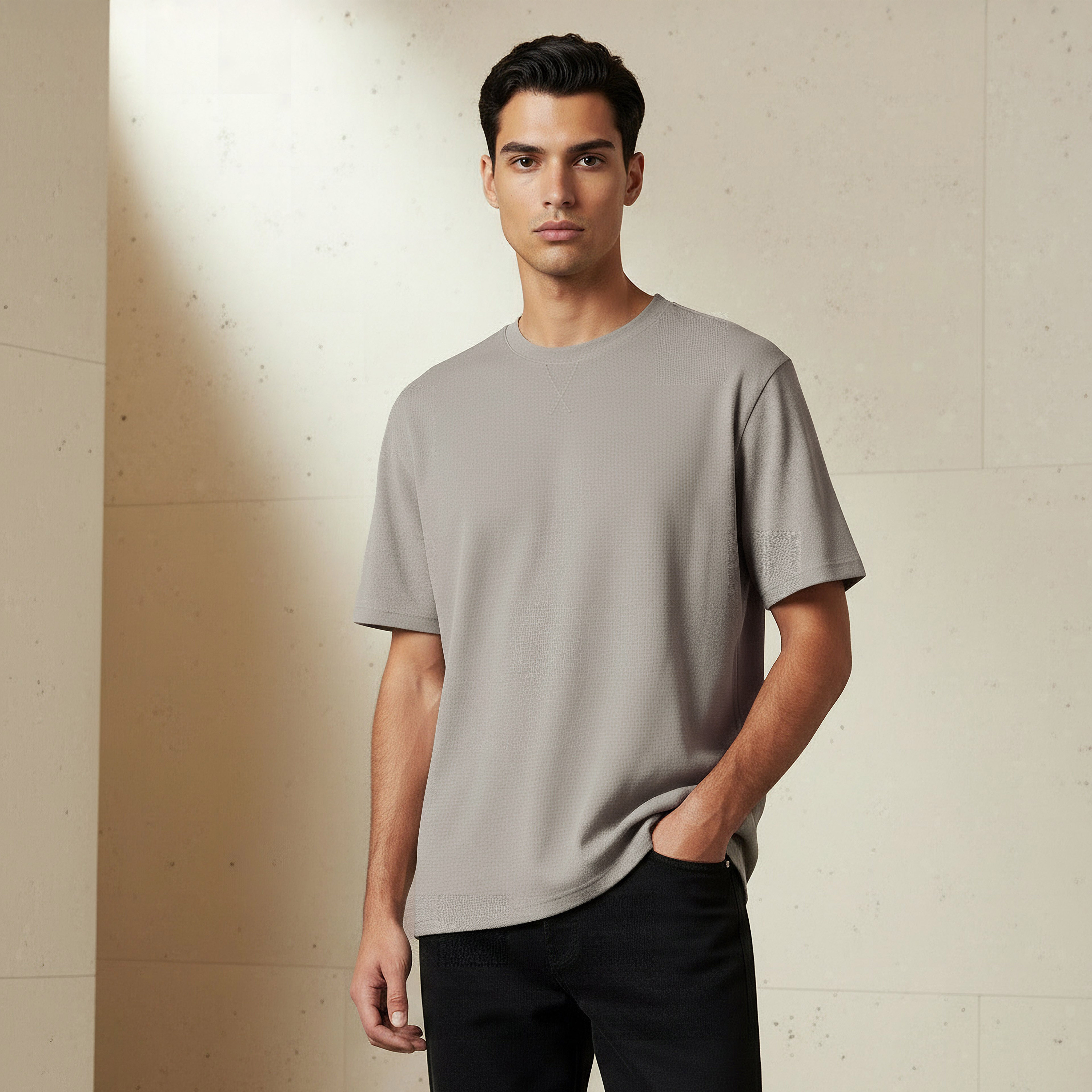 تيشيرت رجالي بارز الملمس بقصة مريحة وياقة ضيقة وأكمام قصيرة-men-clothing-tshirtsandpolos-tshirts-image-1