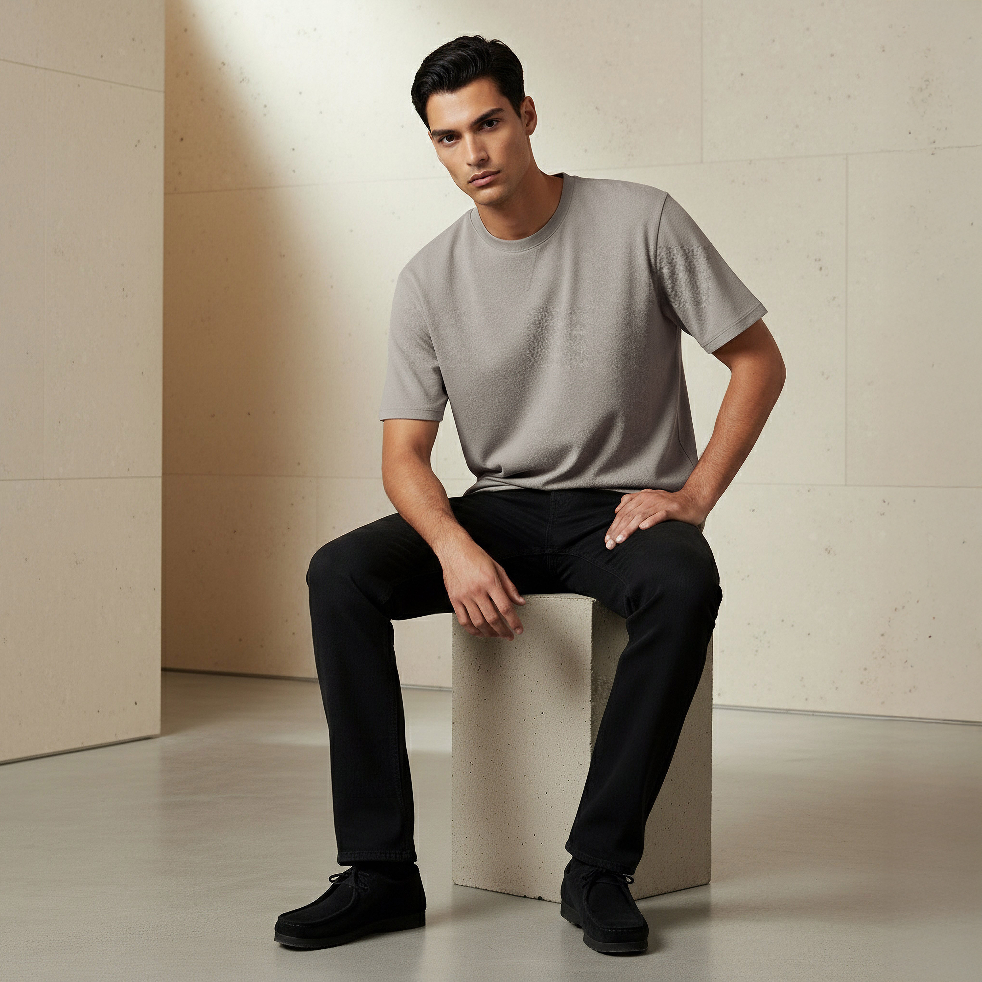 تيشيرت رجالي بارز الملمس بقصة مريحة وياقة ضيقة وأكمام قصيرة-men-clothing-tshirtsandpolos-tshirts-image-2