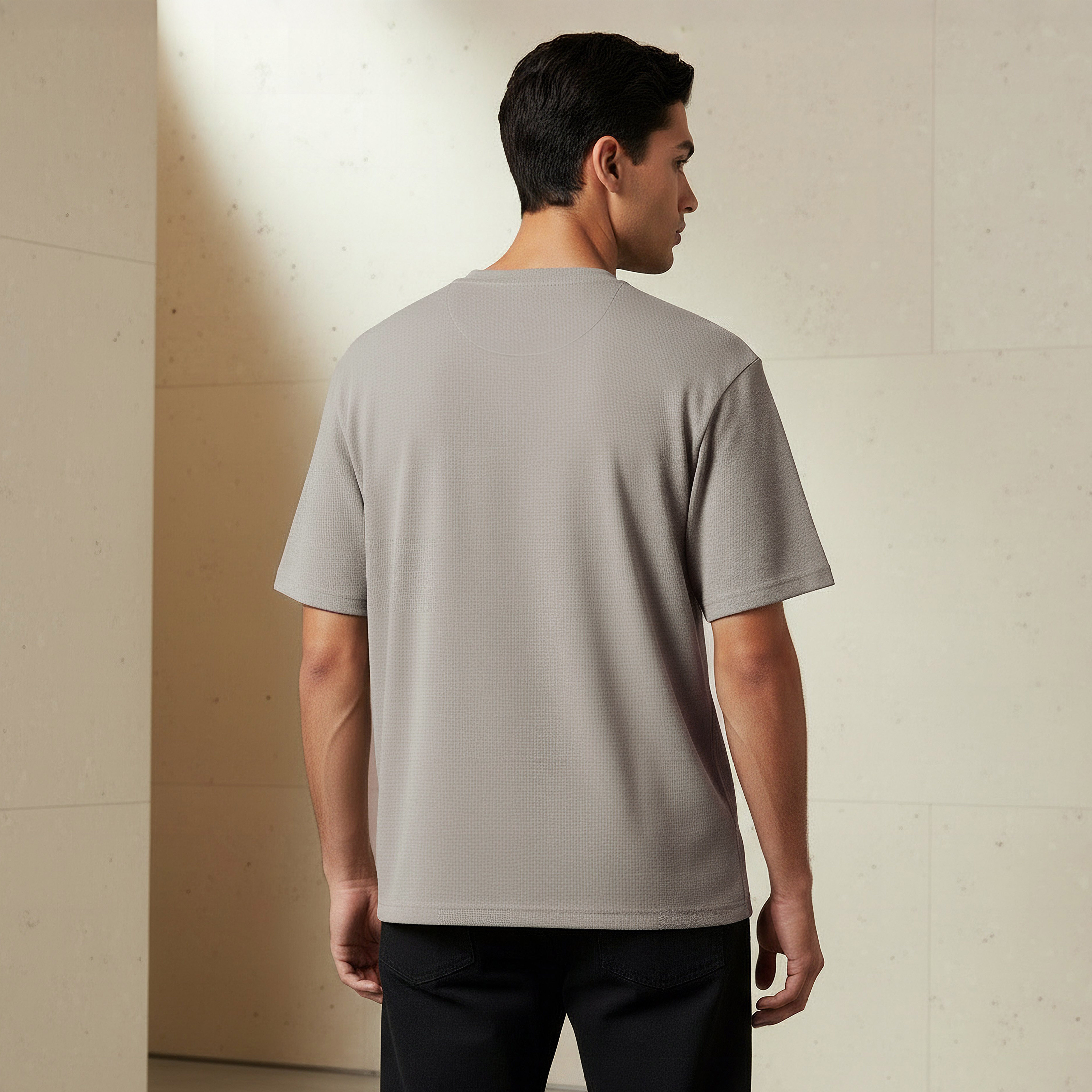 تيشيرت رجالي بارز الملمس بقصة مريحة وياقة ضيقة وأكمام قصيرة-men-clothing-tshirtsandpolos-tshirts-image-3