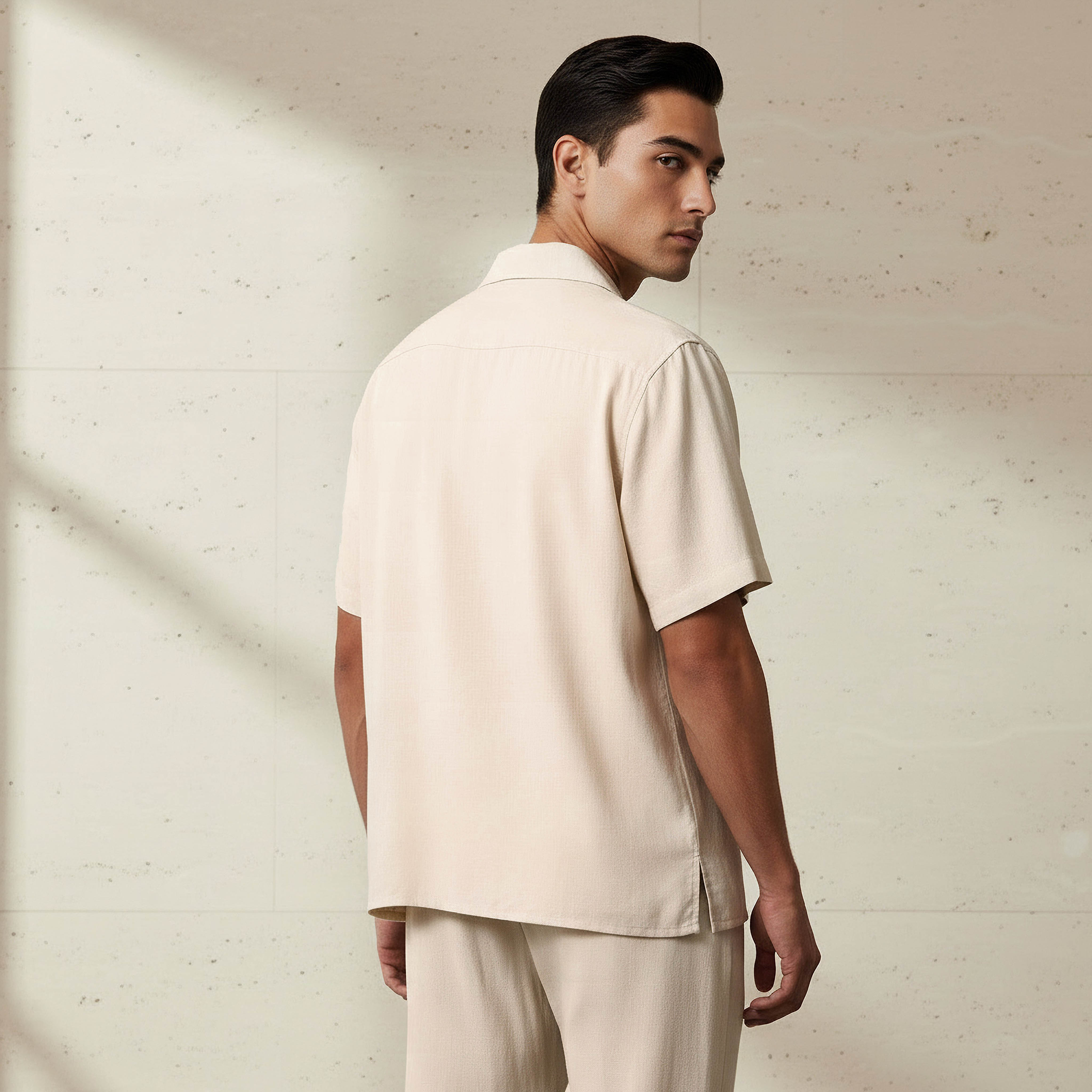 قميص من مزيج الكتان بقصة عادية وياقة كامب وأكمام قصيرة للرجال-men-clothing-shirts-image-2