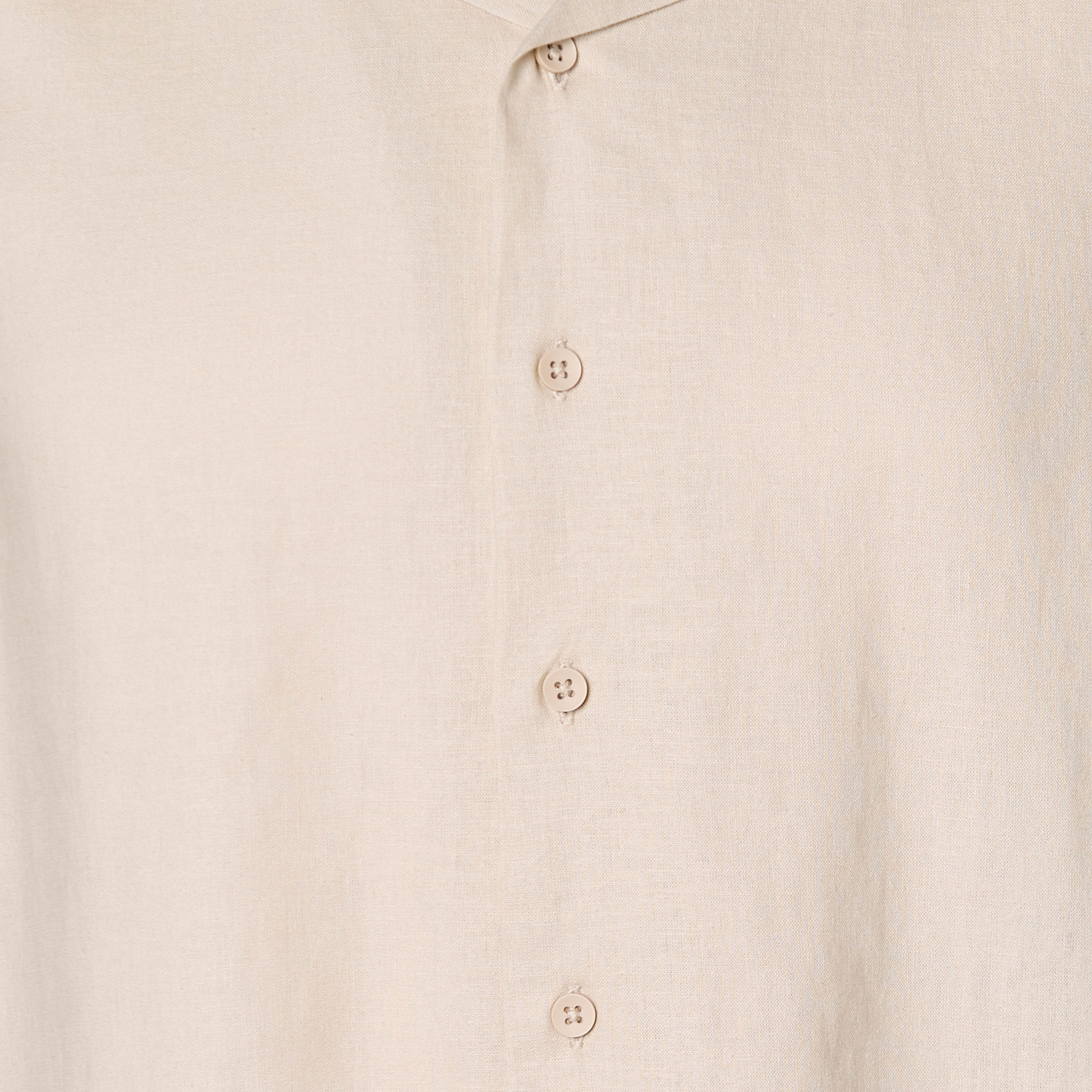 قميص من مزيج الكتان بقصة عادية وياقة كامب وأكمام قصيرة للرجال-men-clothing-shirts-image-1