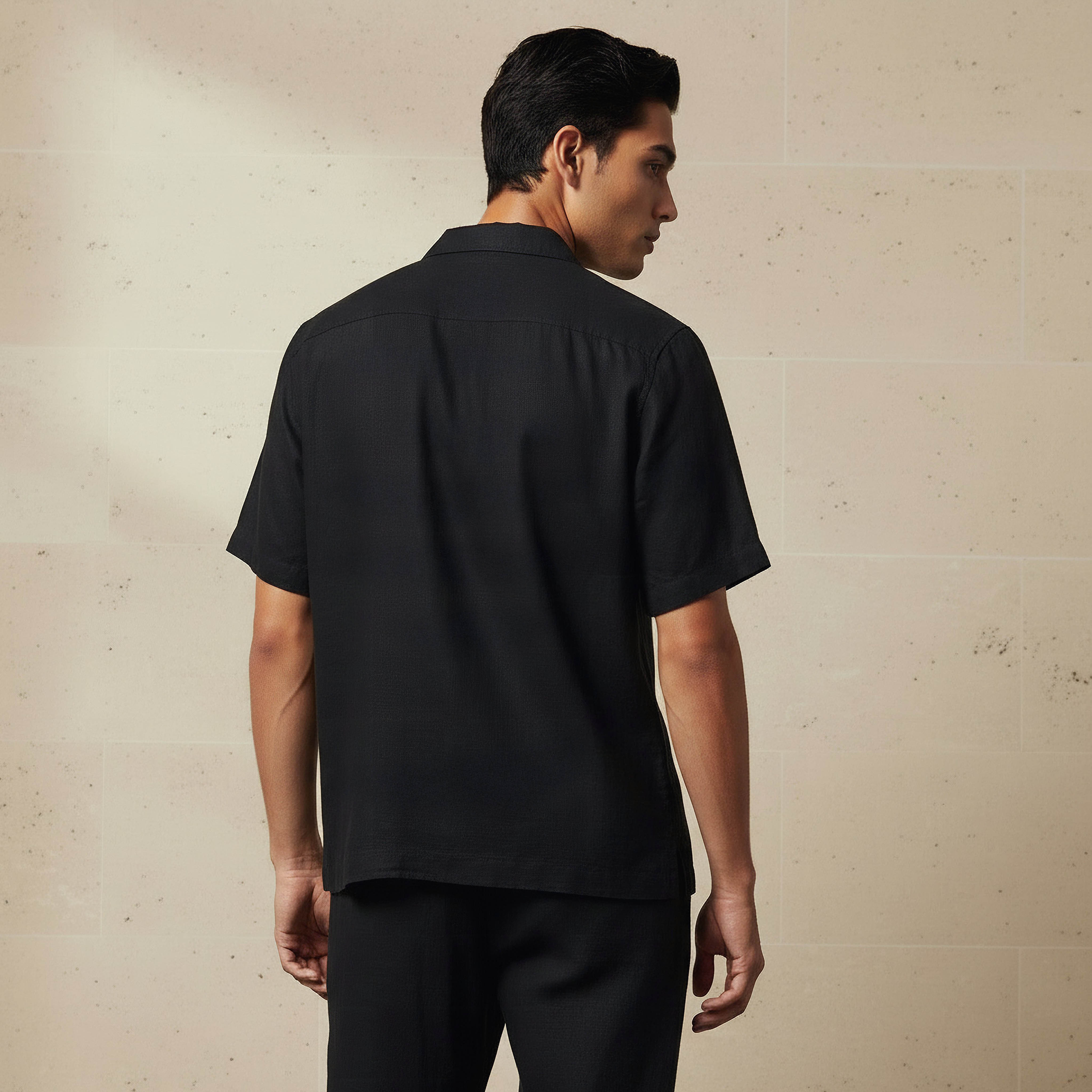 قميص من مزيج الكتان بقصة عادية وياقة كامب وأكمام قصيرة للرجال-men-clothing-shirts-image-2