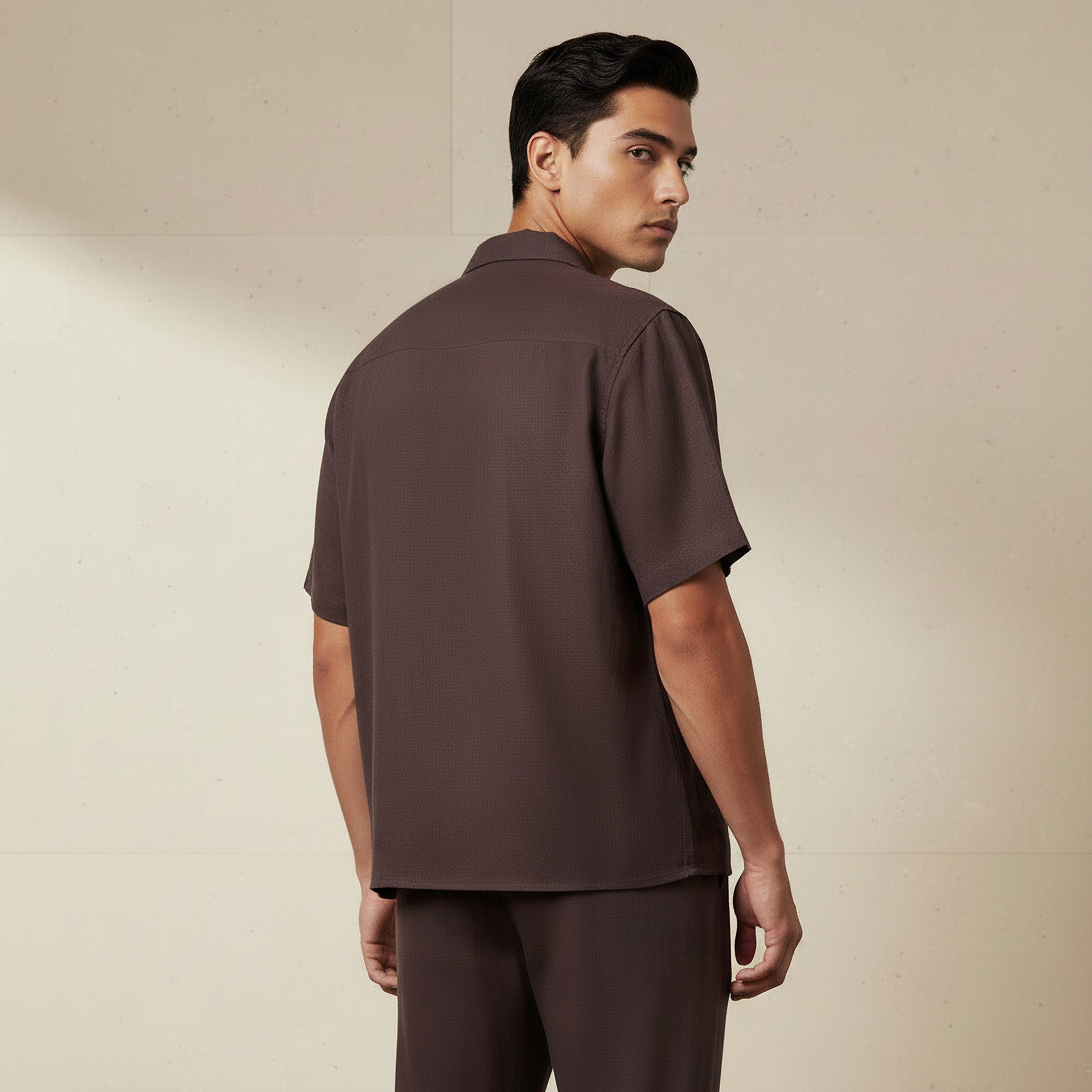 قميص من مزيج الكتان بقصة عادية وياقة كامب وأكمام قصيرة للرجال-men-clothing-shirts-image-3