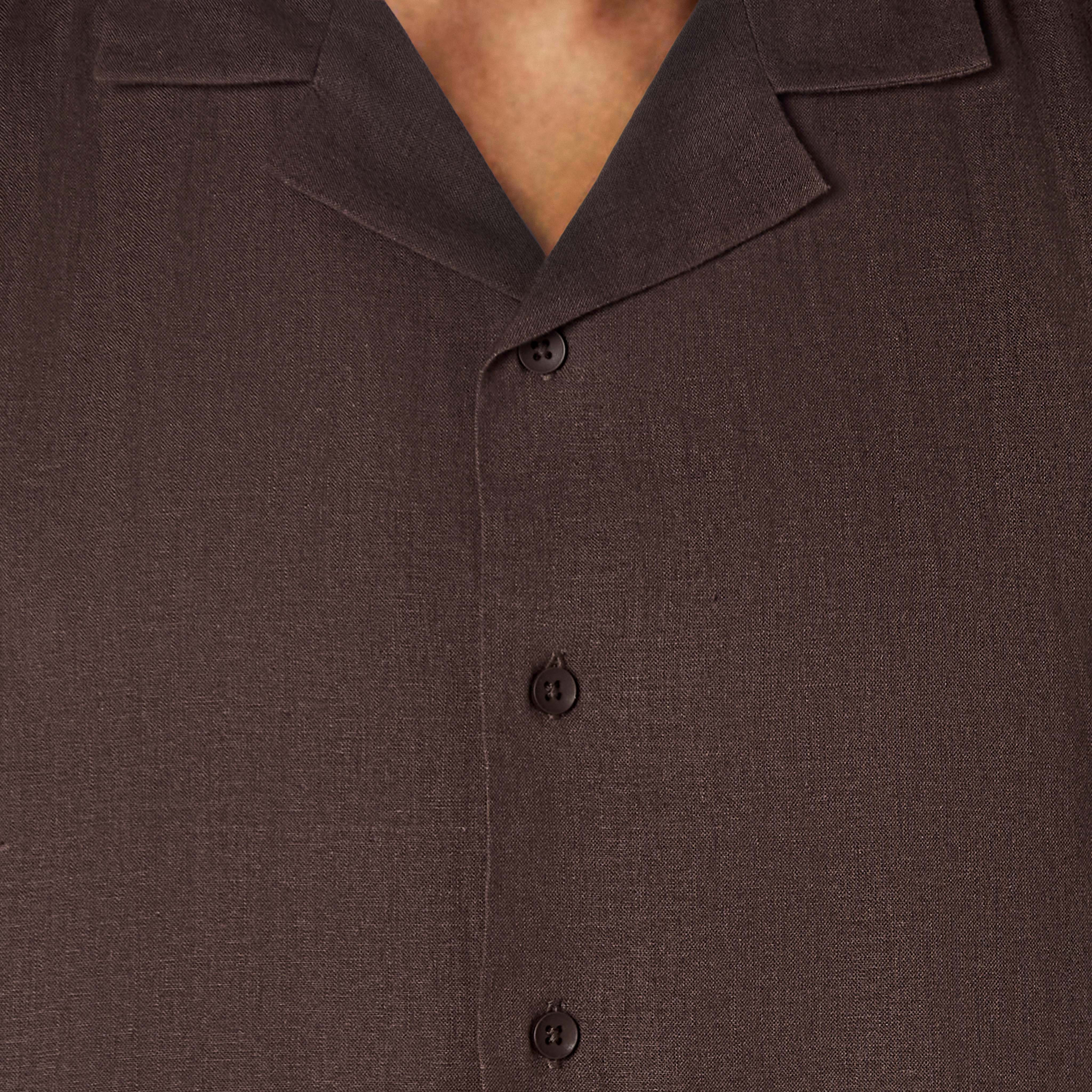 قميص من مزيج الكتان بقصة عادية وياقة كامب وأكمام قصيرة للرجال-men-clothing-shirts-image-2