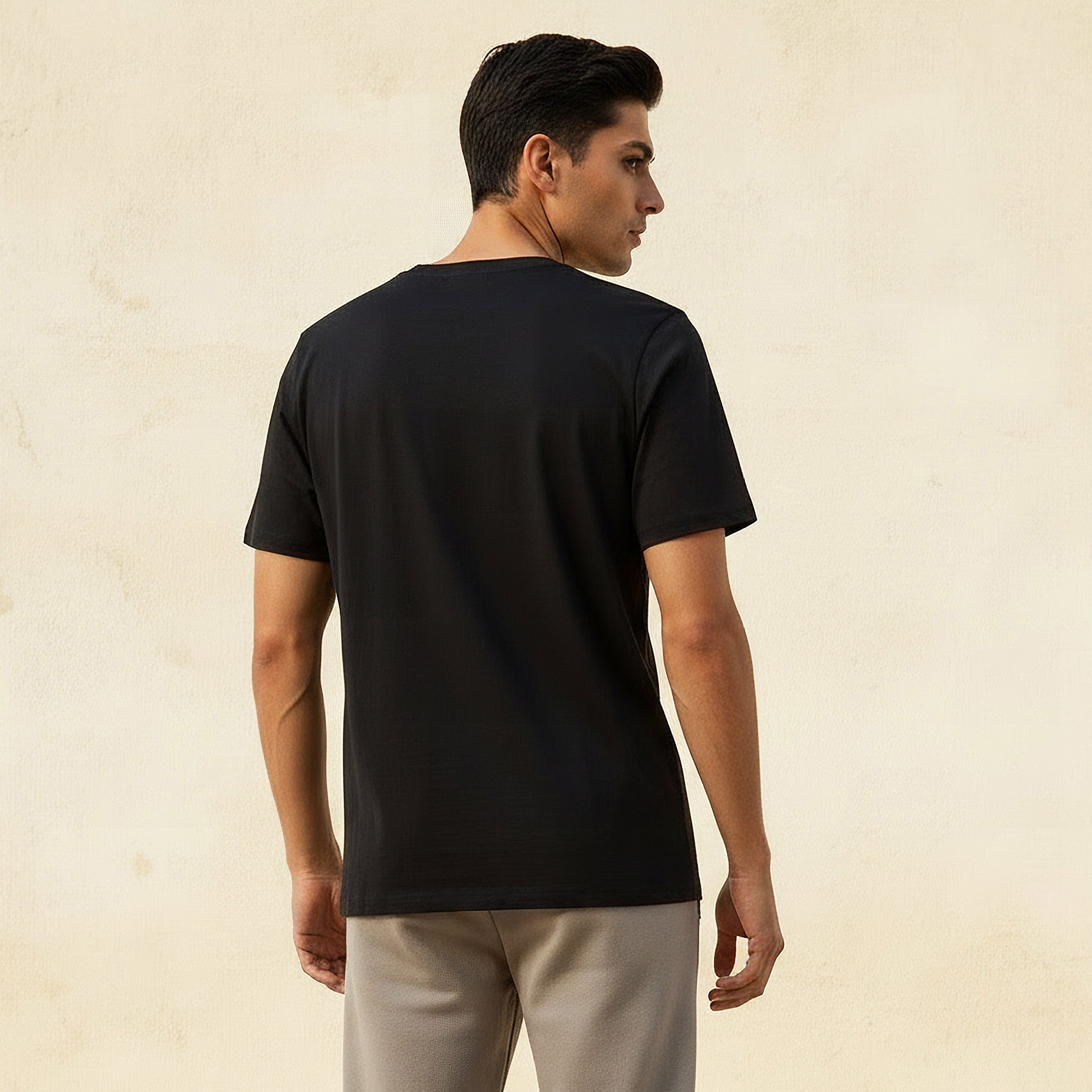 تيشيرت رجالي بقصة سليم وطبعات وياقة ضيقة وأكمام قصيرة-men-clothing-tshirtsandpolos-tshirts-image-4
