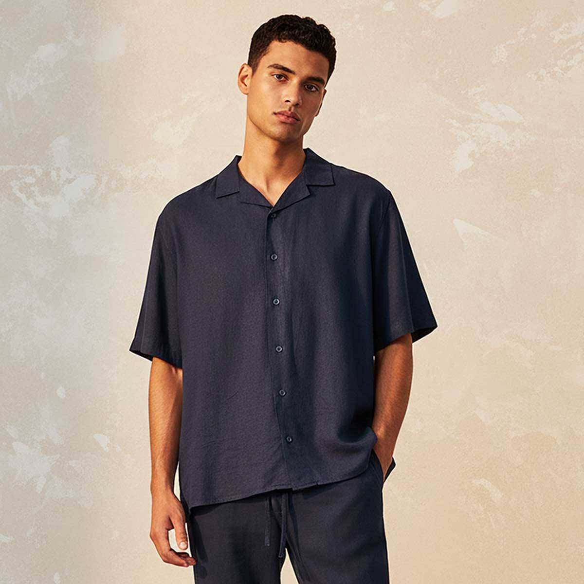 قميص مزيج الكتان بقصة عادية وياقة كامب من سبلاش بيسك-men-clothing-shirts-image-1