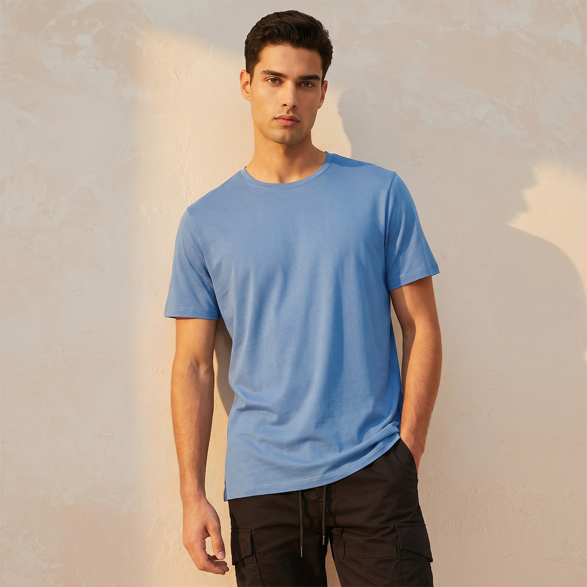 تيشيرت بقصّة عادية وياقة ضيقة وأكمام قصيرة للرجال-men-clothing-tshirtsandpolos-tshirts-image-1
