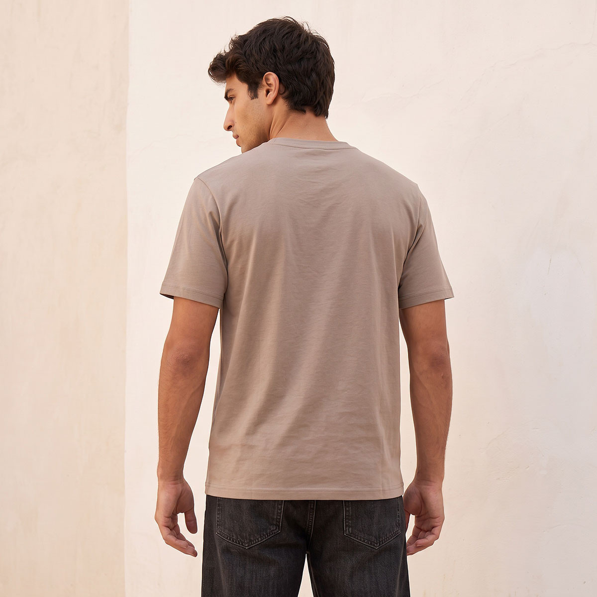 تيشيرت بياقة ضيقة وقصة مريحة وأكمام قصيرة من سبلاش بيزك-men-clothing-tshirtsandpolos-tshirts-image-3