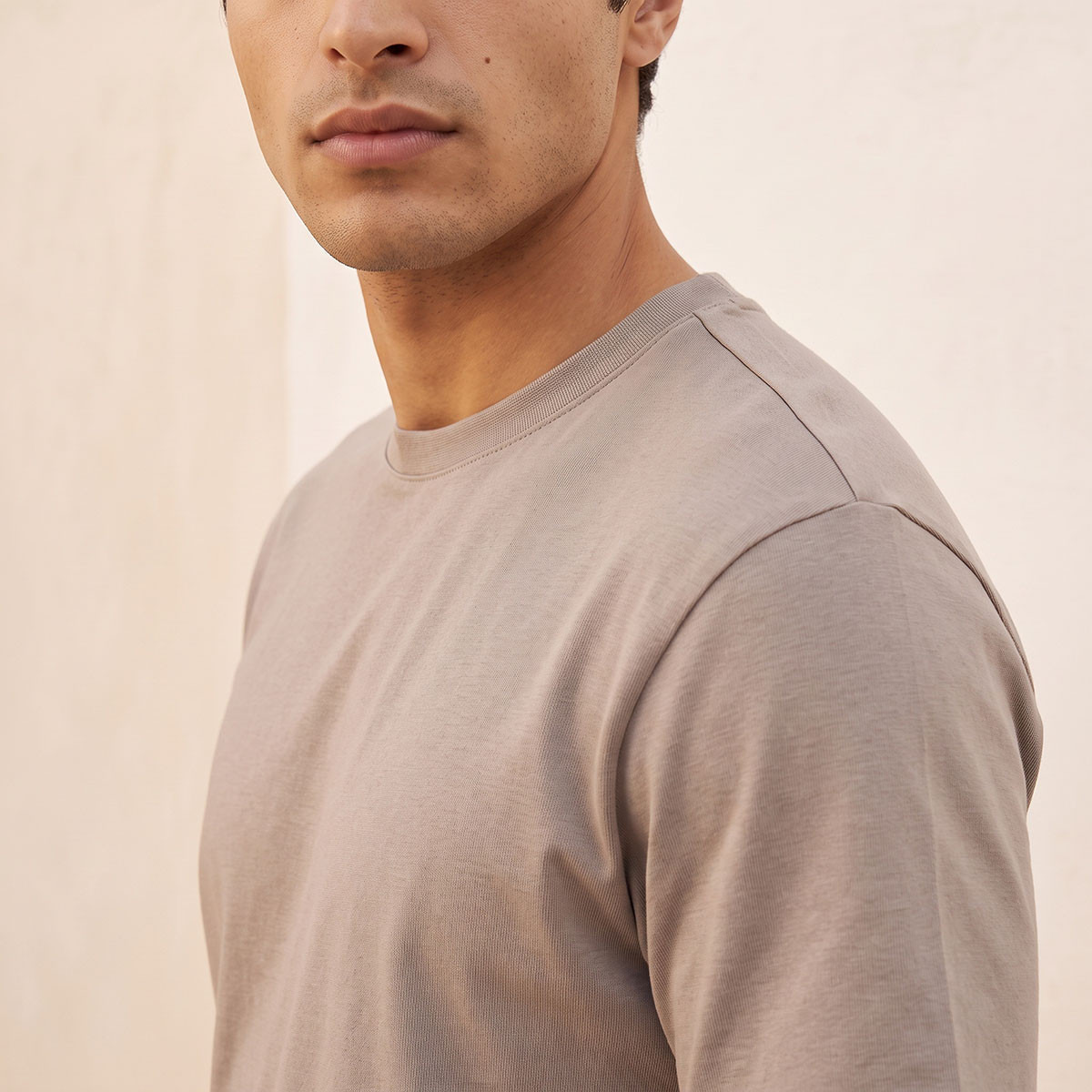 تيشيرت بياقة ضيقة وقصة مريحة وأكمام قصيرة من سبلاش بيزك-men-clothing-tshirtsandpolos-tshirts-image-4