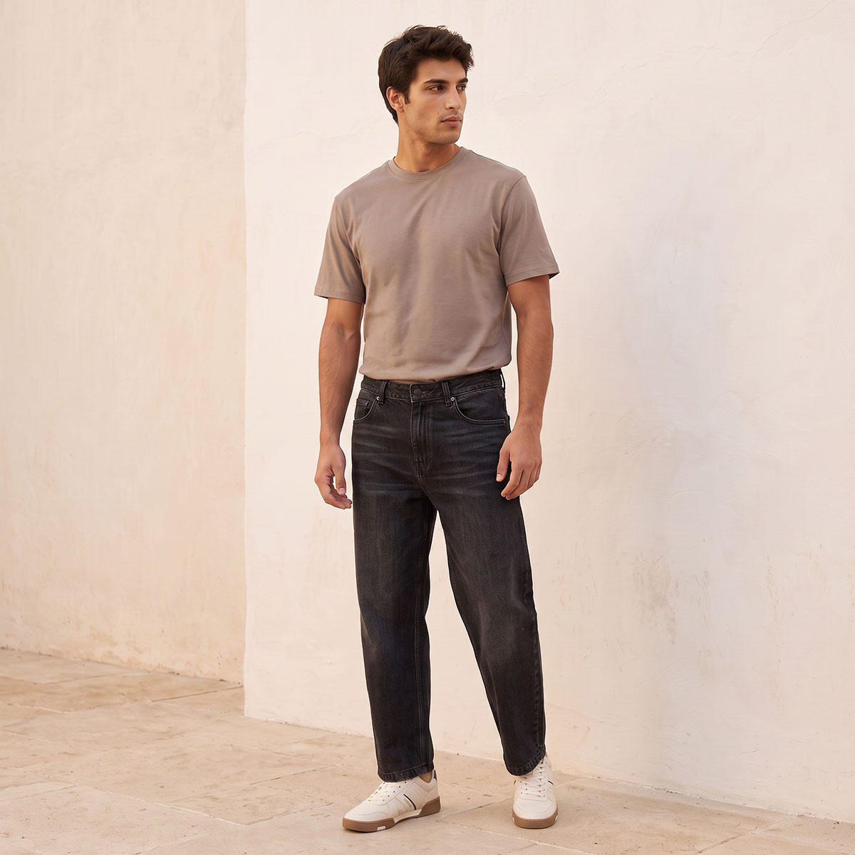 تيشيرت بياقة ضيقة وقصة مريحة وأكمام قصيرة من سبلاش بيزك-men-clothing-tshirtsandpolos-tshirts-image-5