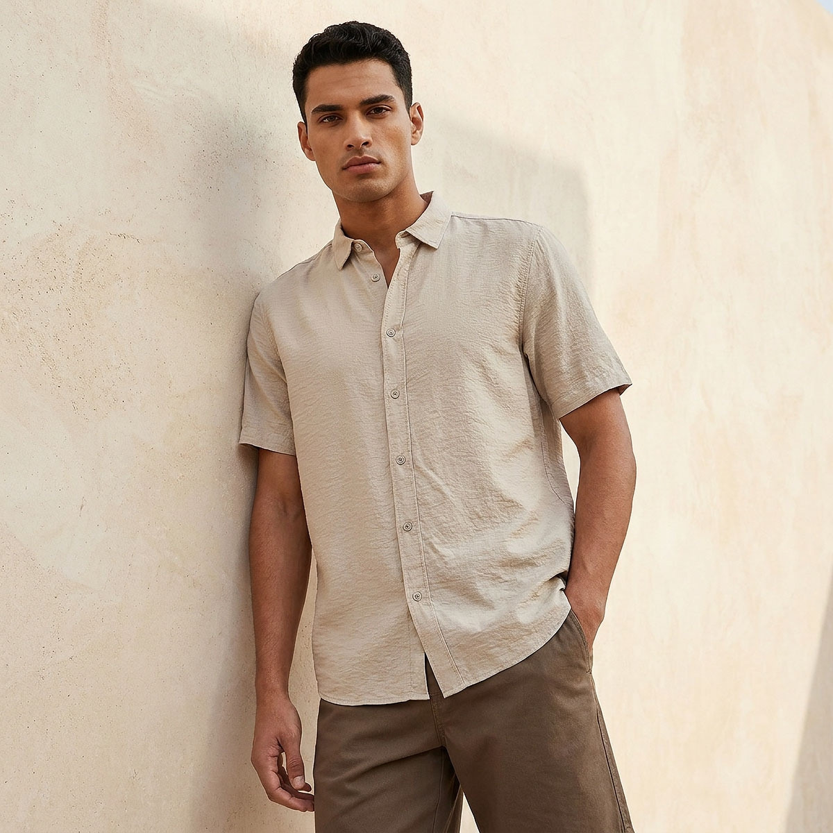 قميص بارز الملمس بقصة عادية وياقة وأكمام قصيرة من سبلاش بيسك-men-clothing-shirts-image-1