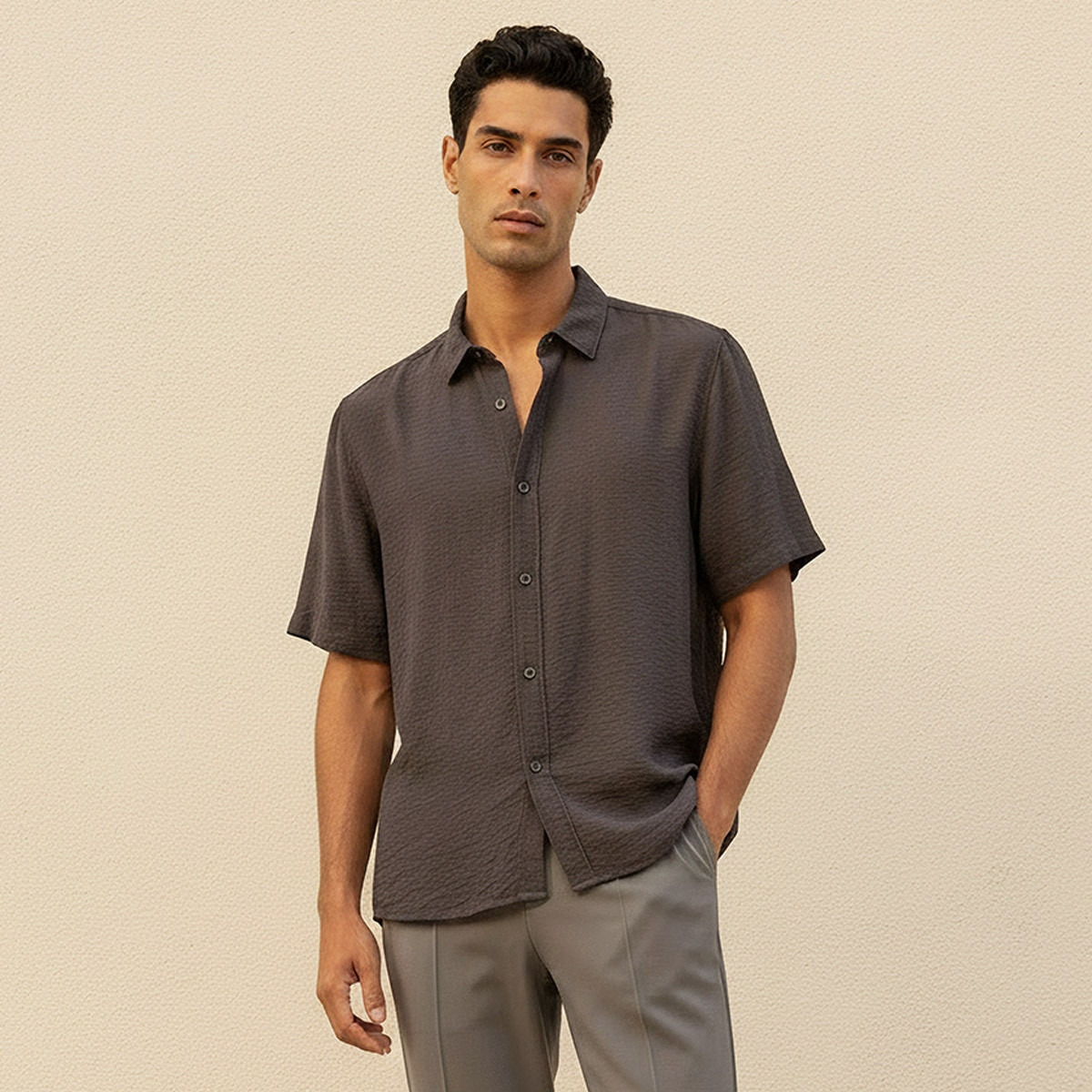 قميص بارز الملمس بقصة عادية وياقة وأكمام قصيرة من سبلاش بيسك-men-clothing-shirts-image-1