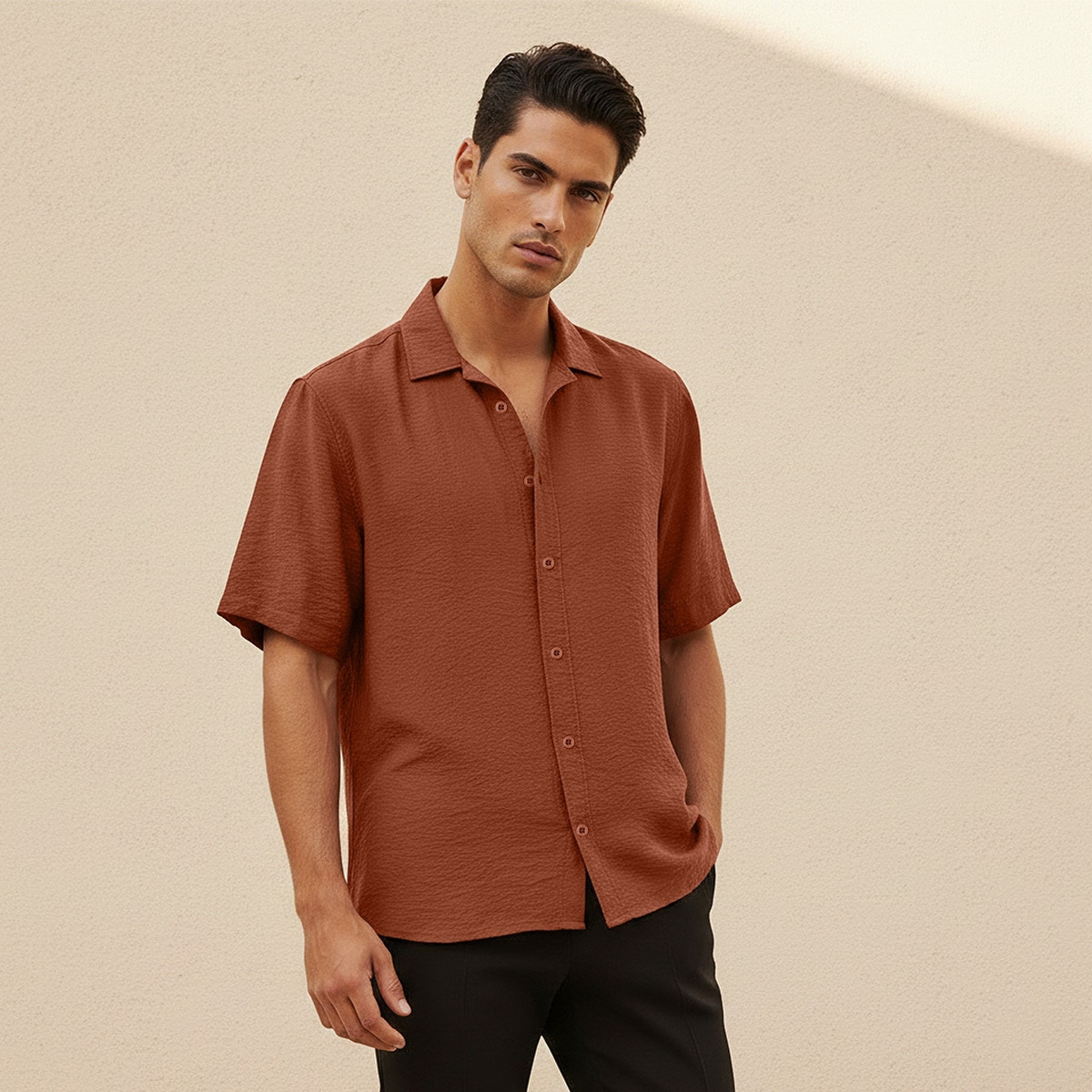 قميص بارز الملمس بقصة عادية وياقة وأكمام قصيرة من سبلاش بيسك-men-clothing-shirts-image-1