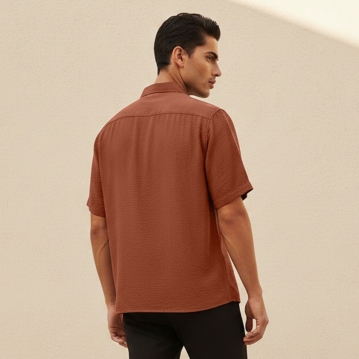 قميص بارز الملمس بقصة عادية وياقة وأكمام قصيرة من سبلاش بيسك-men-clothing-shirts-image-4
