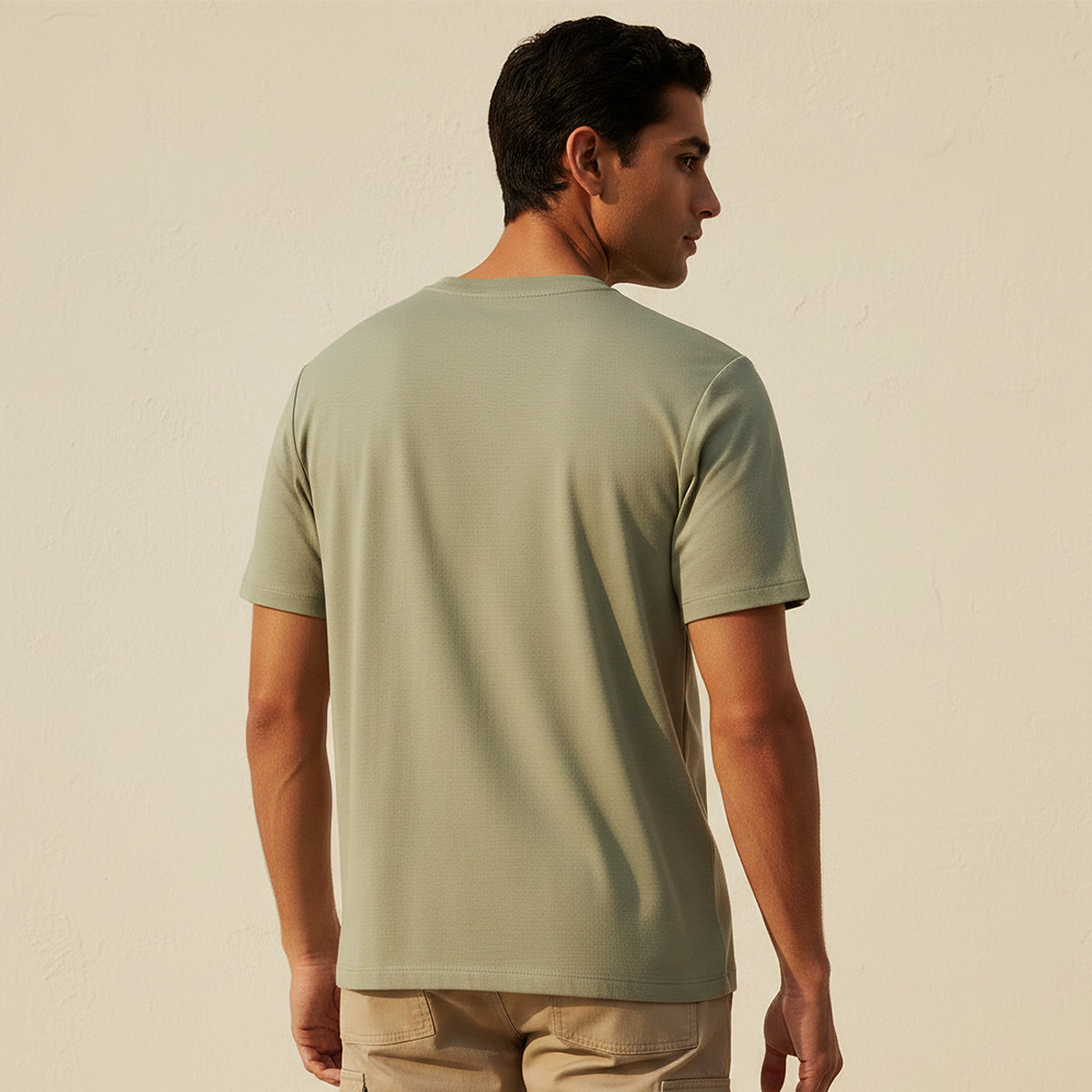 تيشيرت بقصّة مريحة وياقة ضيقة وأكمام قصيرة للرجال-men-clothing-tshirtsandpolos-tshirts-image-4