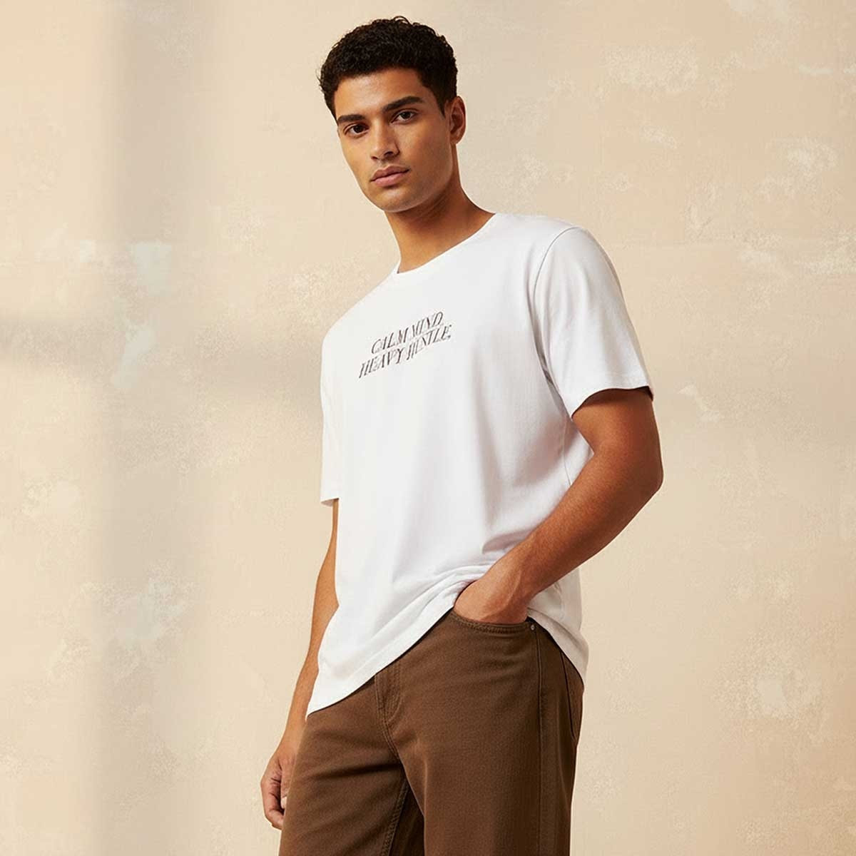 تيشيرت بقصة سليم وطبعات شعار وأكمام قصيرة وياقة ضيقة من سبلاش بيسك-men-clothing-tshirtsandpolos-tshirts-image-1