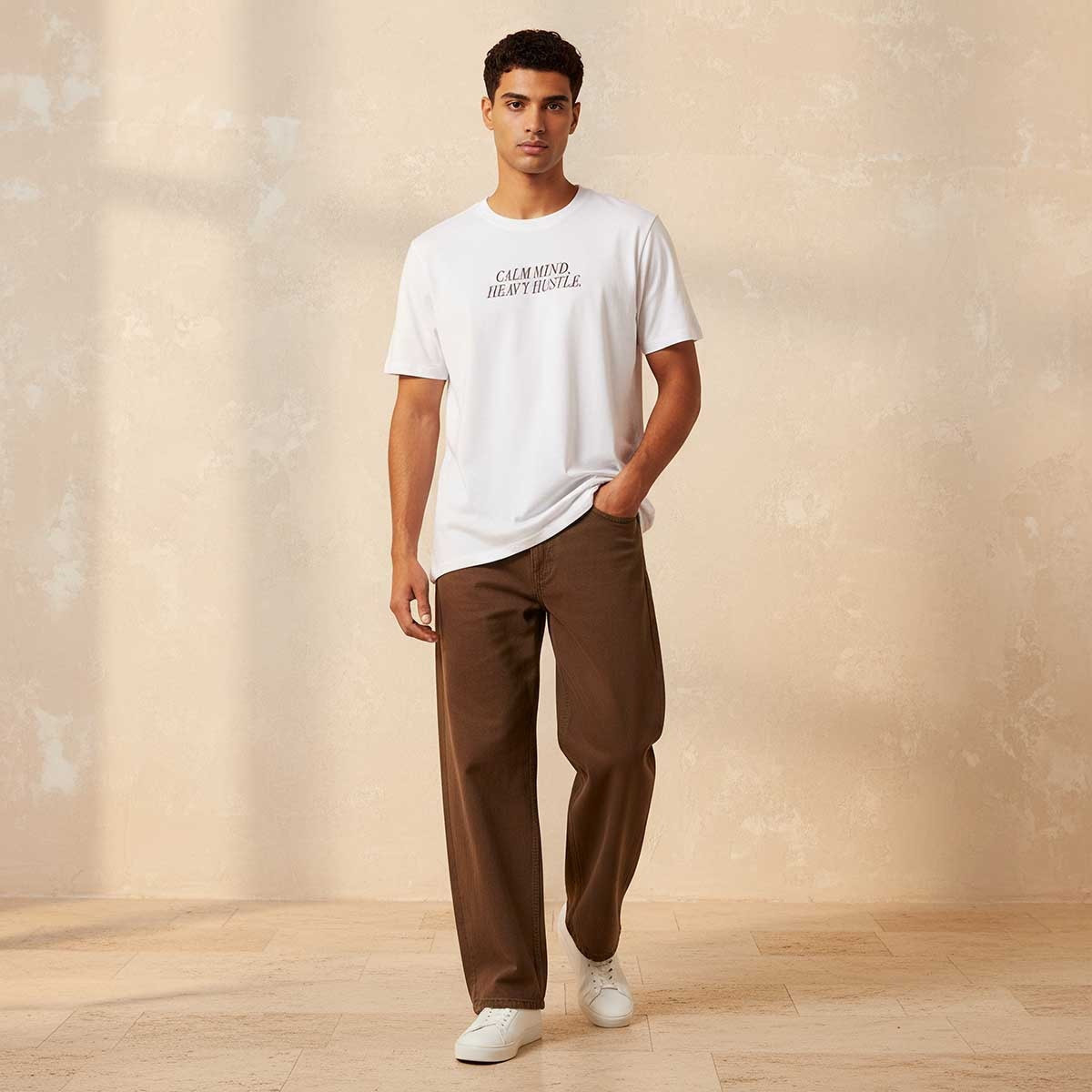 تيشيرت بقصة سليم وطبعات شعار وأكمام قصيرة وياقة ضيقة من سبلاش بيسك-men-clothing-tshirtsandpolos-tshirts-image-3