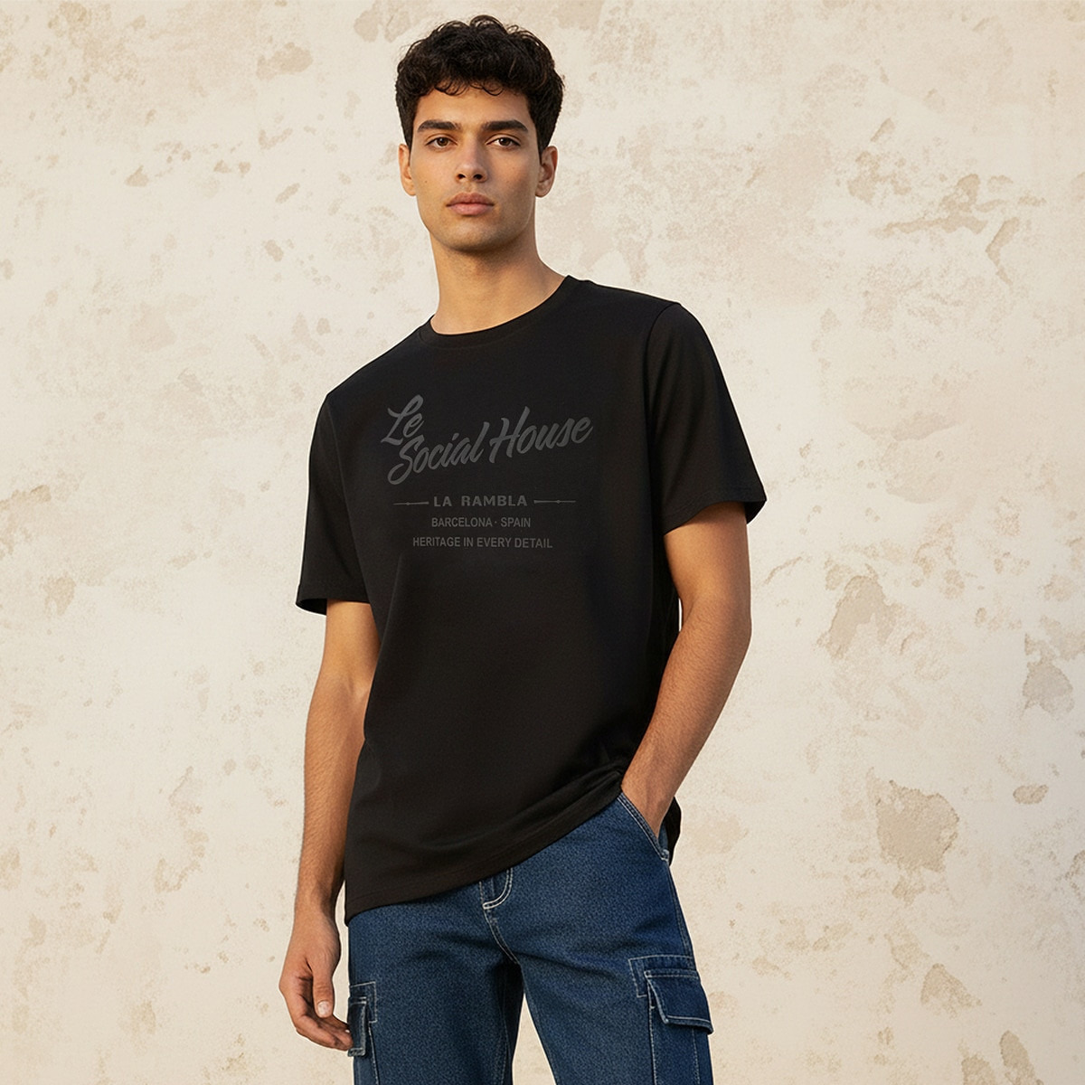 تيشيرت بطبعات تايبوجرافيك وأكمام قصيرة وقصة سليم وياقة ضيقة من سبلاش بيزك-men-clothing-tshirtsandpolos-tshirts-image-1