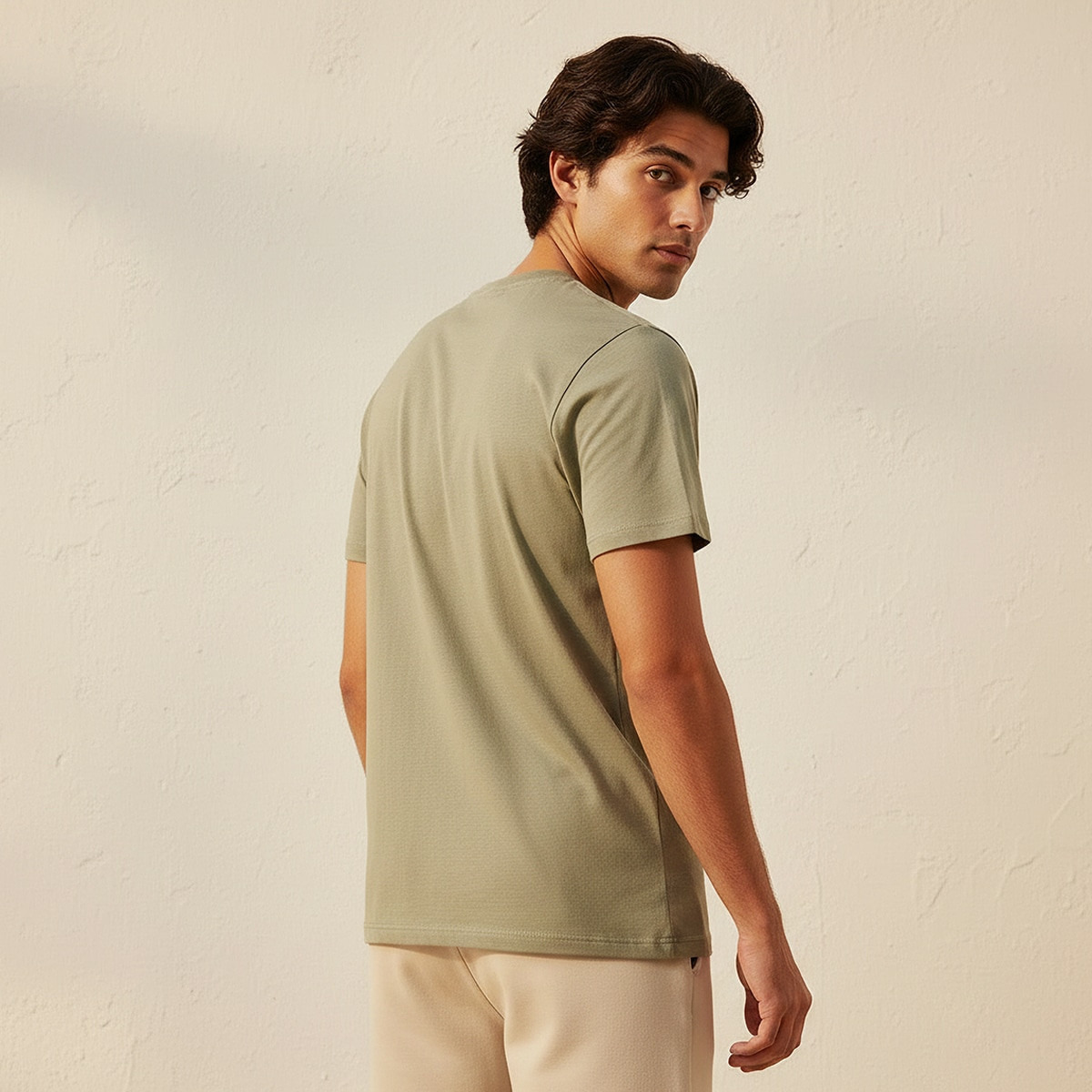 تيشيرت بقصة سليم وياقة ضيقة وأكمام قصيرة وطبعات من أساسيات سبلاش-men-clothing-tshirtsandpolos-tshirts-image-4