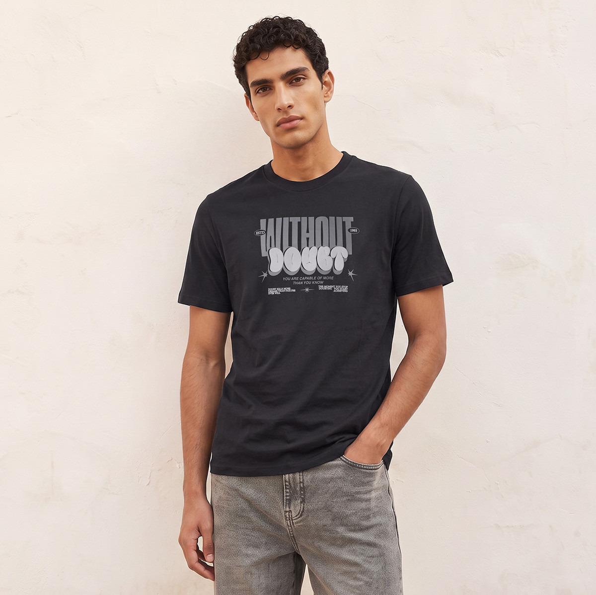 تيشيرت أساسي بقصة ضيقة بياقة مستديرة وأكمام قصيرة بطبعة شعار من سبلاش-men-clothing-tshirtsandpolos-tshirts-image-1