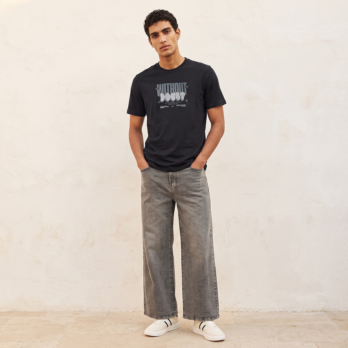 تيشيرت أساسي بقصة ضيقة بياقة مستديرة وأكمام قصيرة بطبعة شعار من سبلاش-men-clothing-tshirtsandpolos-tshirts-image-2