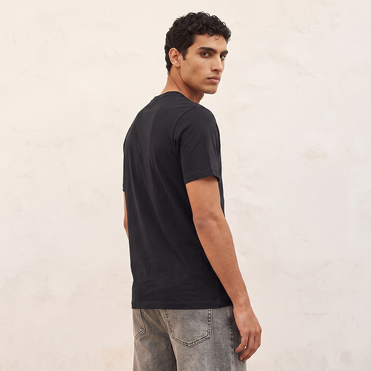 تيشيرت أساسي بقصة ضيقة بياقة مستديرة وأكمام قصيرة بطبعة شعار من سبلاش-men-clothing-tshirtsandpolos-tshirts-image-3