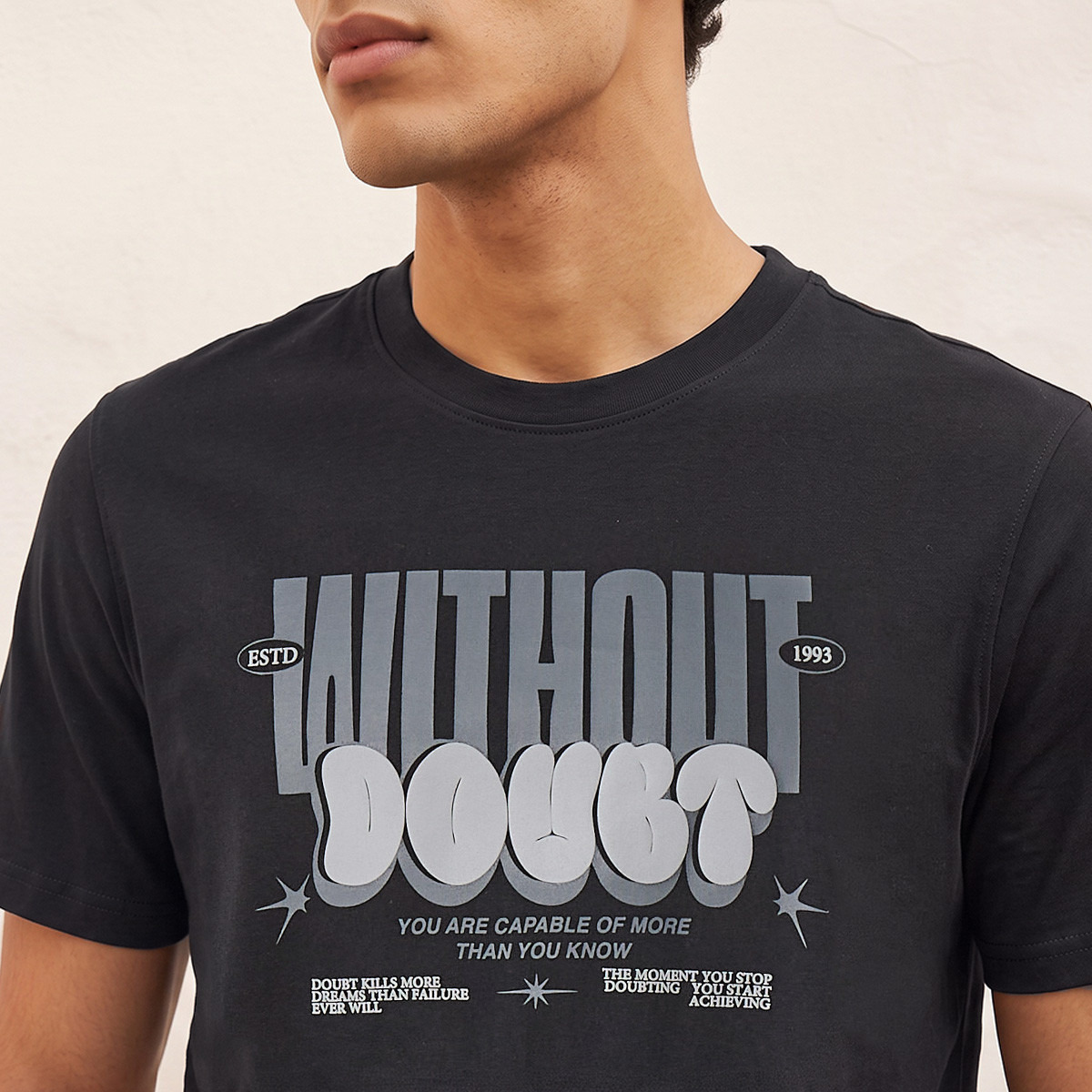 تيشيرت أساسي بقصة ضيقة بياقة مستديرة وأكمام قصيرة بطبعة شعار من سبلاش-men-clothing-tshirtsandpolos-tshirts-image-4