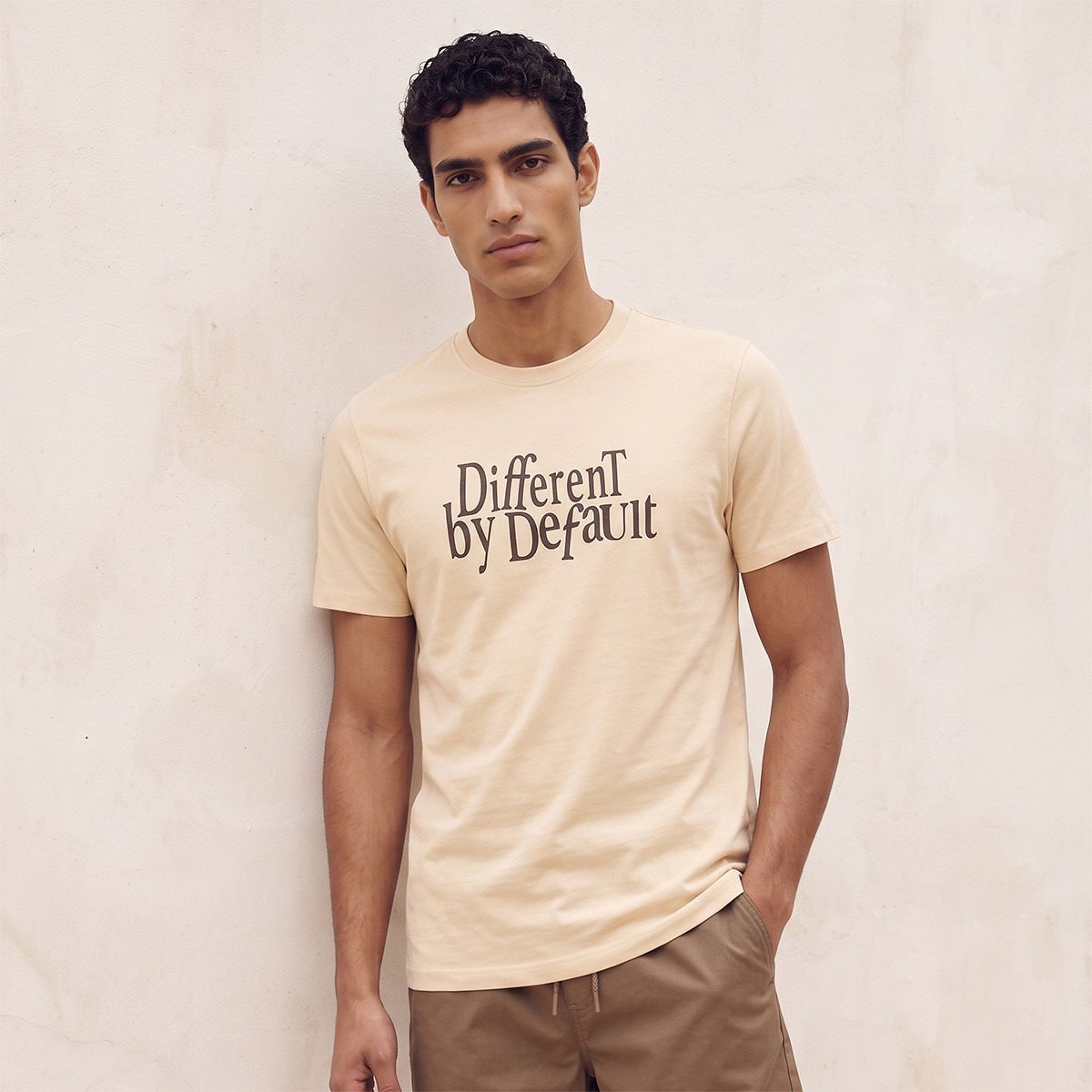 تيشيرت أساسي بقصة ضيقة بياقة مستديرة وأكمام قصيرة بطبعة شعار من سبلاش-men-clothing-tshirtsandpolos-tshirts-image-1